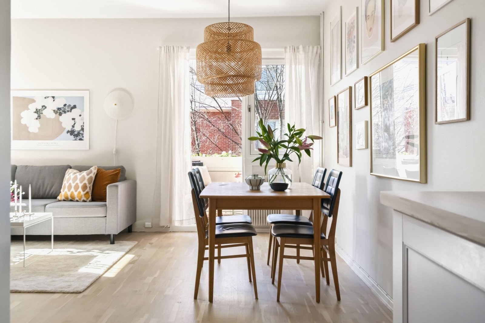 Romslig stue med plass til langbord, sofagruppe, sittegruppe, hyller/skap til oppbevaring med mer. Galleribilde