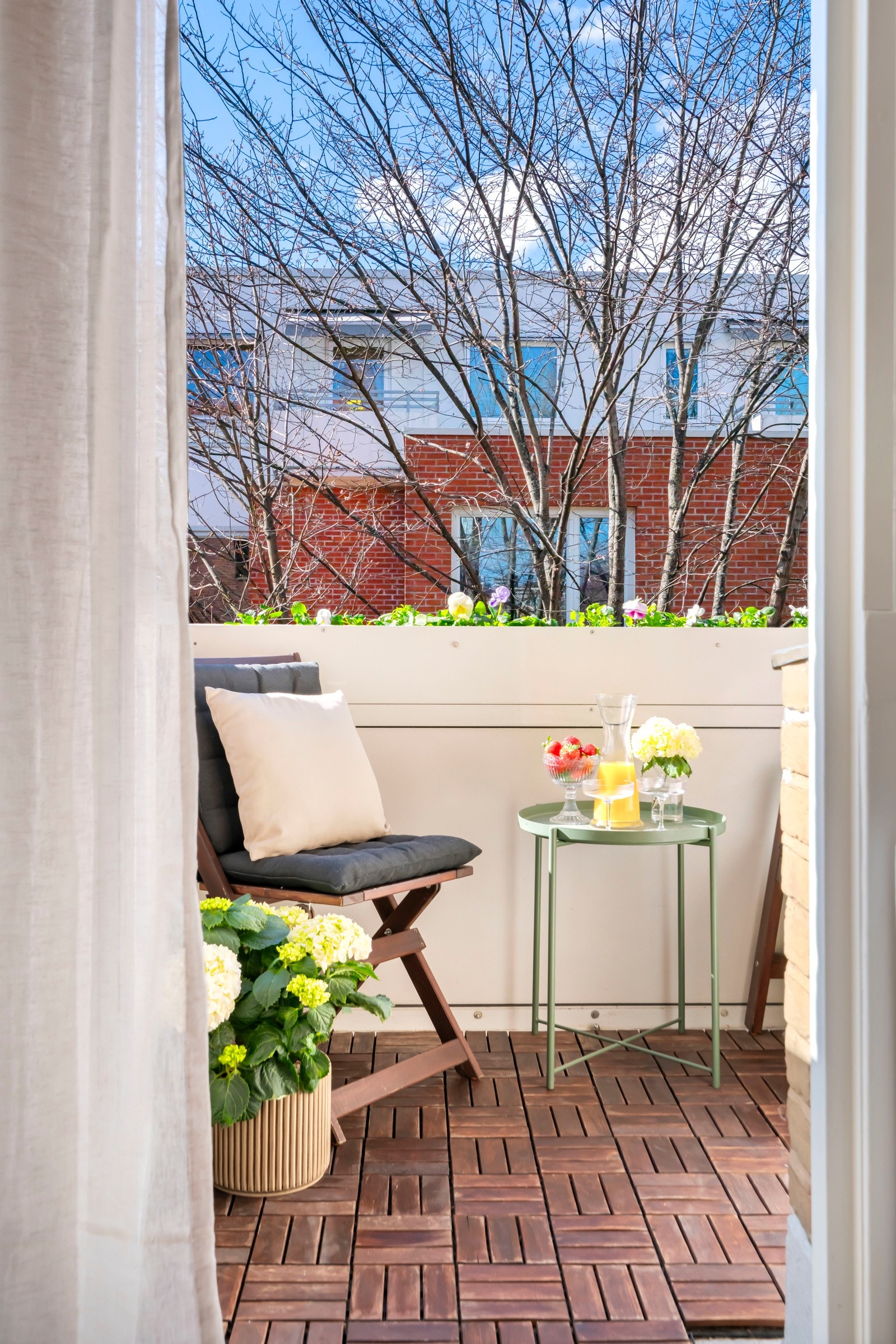 Selgers ord: "På den vestvendte balkongen har vi hatt mange deilige sommerdager med ettermiddagssol, med utsikt mot frodig trær og utover byen." Galleribilde