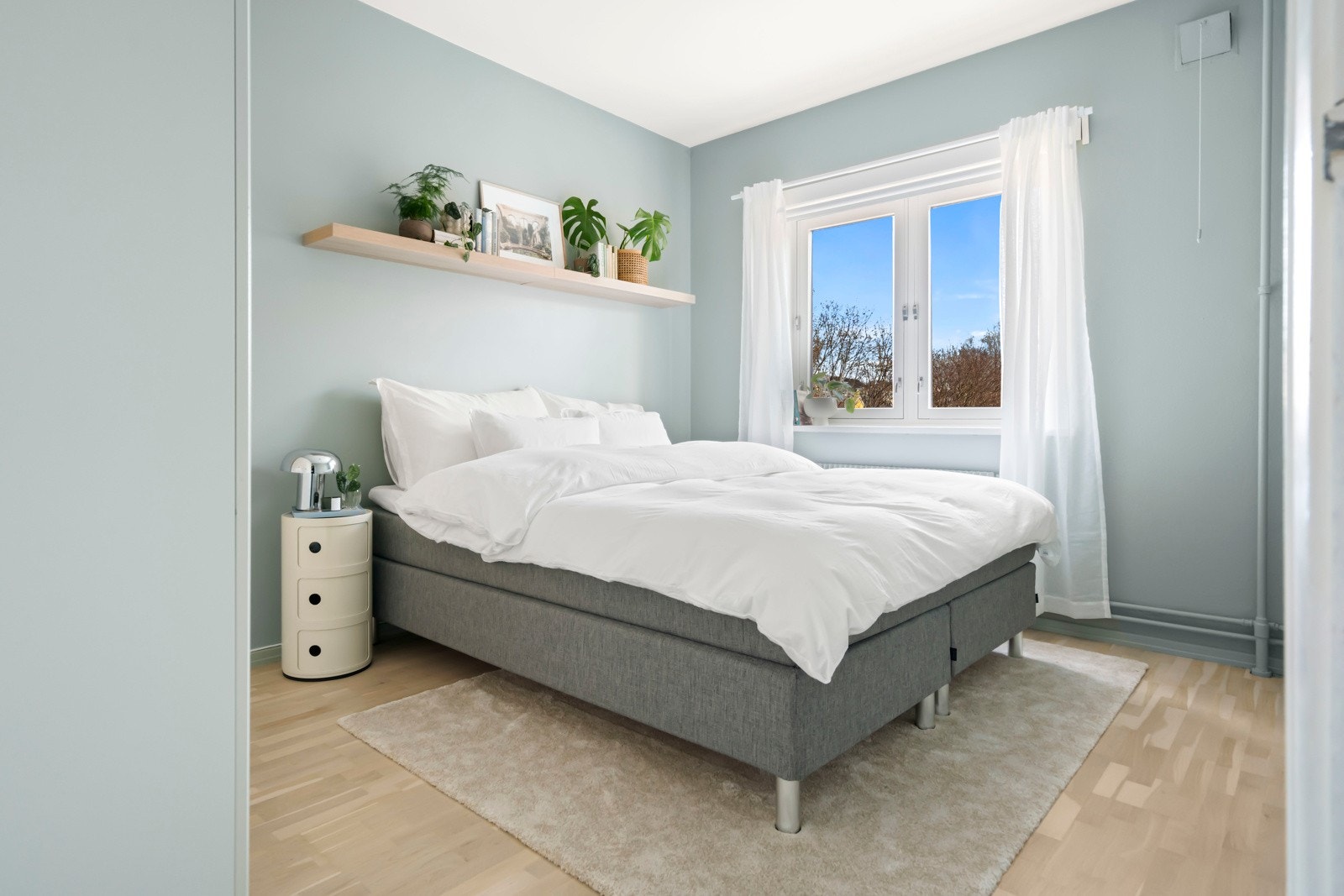 Det store hovedsoverommet har god plass til dobbeltseng, nattbord og oppbevaring i et stort garderobeskap. Galleribilde