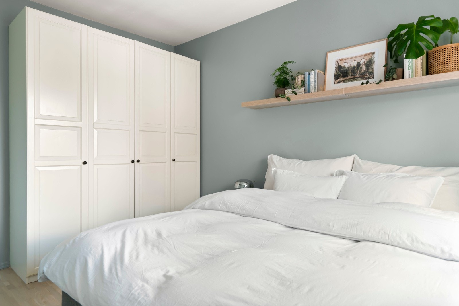 I likhet med soverom II vender også dette rommet mot rolige omgivelser. Galleribilde