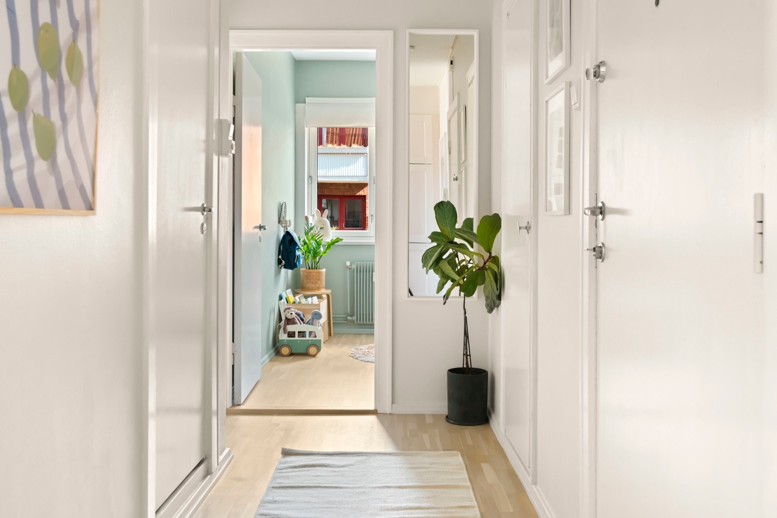 Selgers ord: "Leiligheten ligger i et veldig koselig og veldrevet borettslag, med en klassisk og velholdt mursteinsfasade og omringet av fine trær og grøntområder." Galleribilde