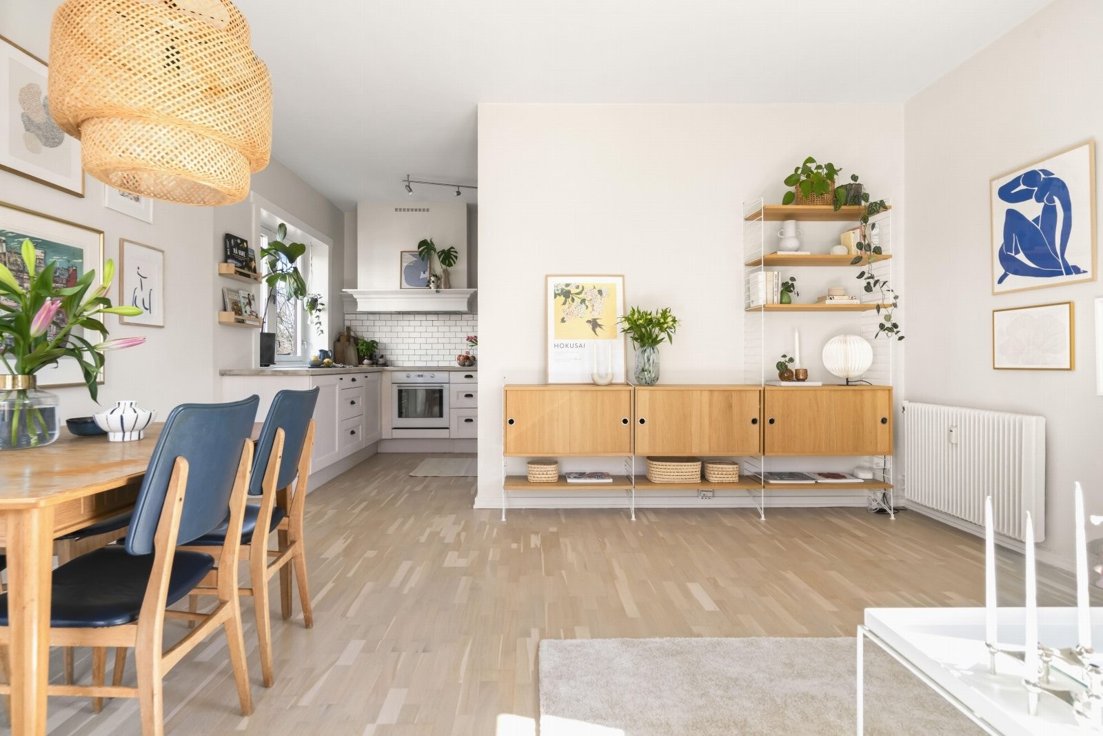 Selgers ord: "Vi liker spesielt godt er hvor mye naturlig lys vi får inn i stuen og på kjøkkenet, samtidig som vi ser rett ut på flotte grøntområder uten noe særlig innsyn fra naboer." Galleribilde