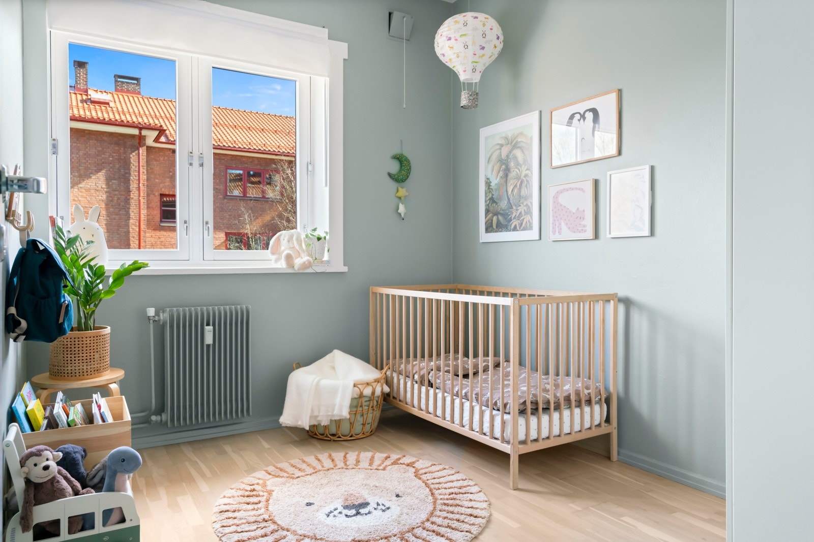 Soverom II har plass til seng, tilhørende møbler og garderobeskap. Galleribilde