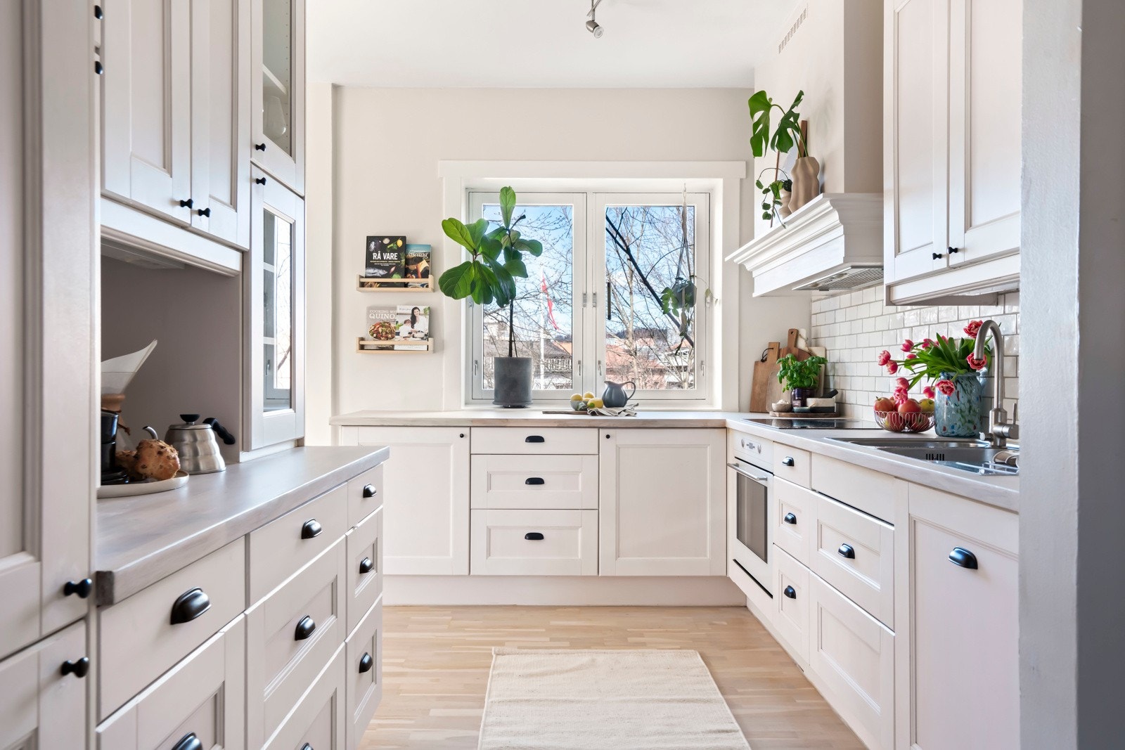 Kjøkkenet er utstyrt med integrert induksjonsplatetopp, stekeovn, oppvaskmaskin og kjøle-/fryseskap. Galleribilde