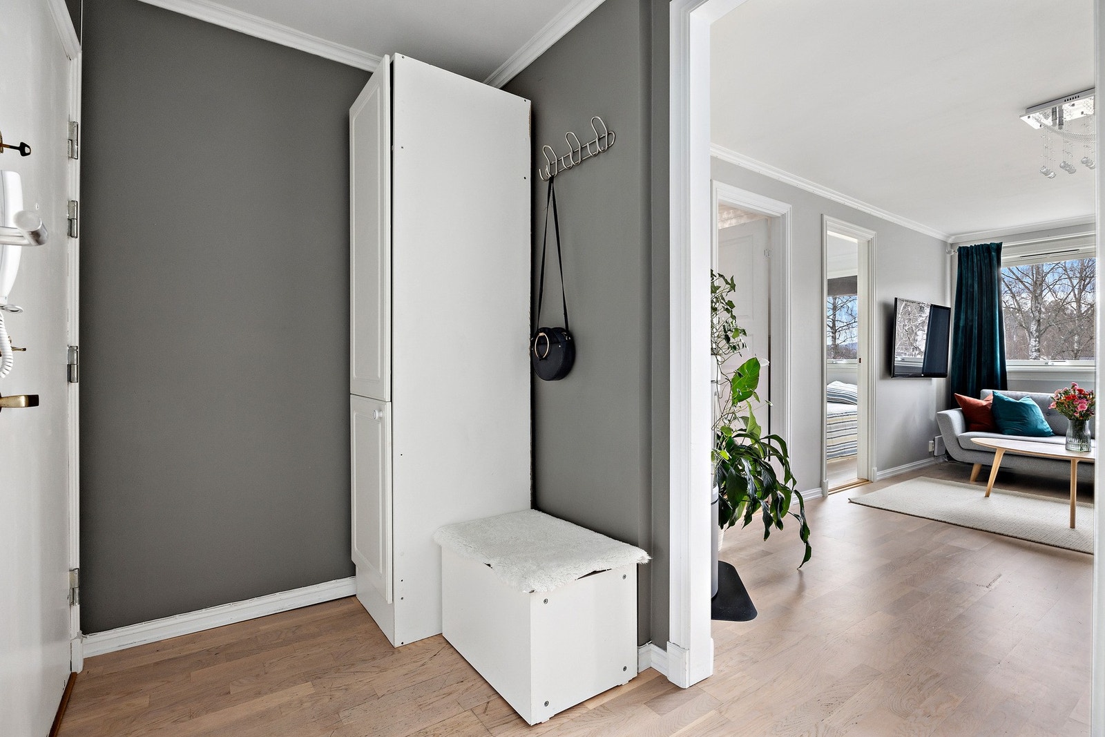 Inngangsparti med plass til større garderobeskap enn det som er idag Galleribilde
