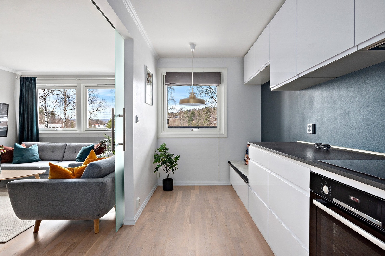 Kjøkkenet er noe av det større man pleier å finne i 2-roms leiligheter - plass til "frokosthjørne" Galleribilde