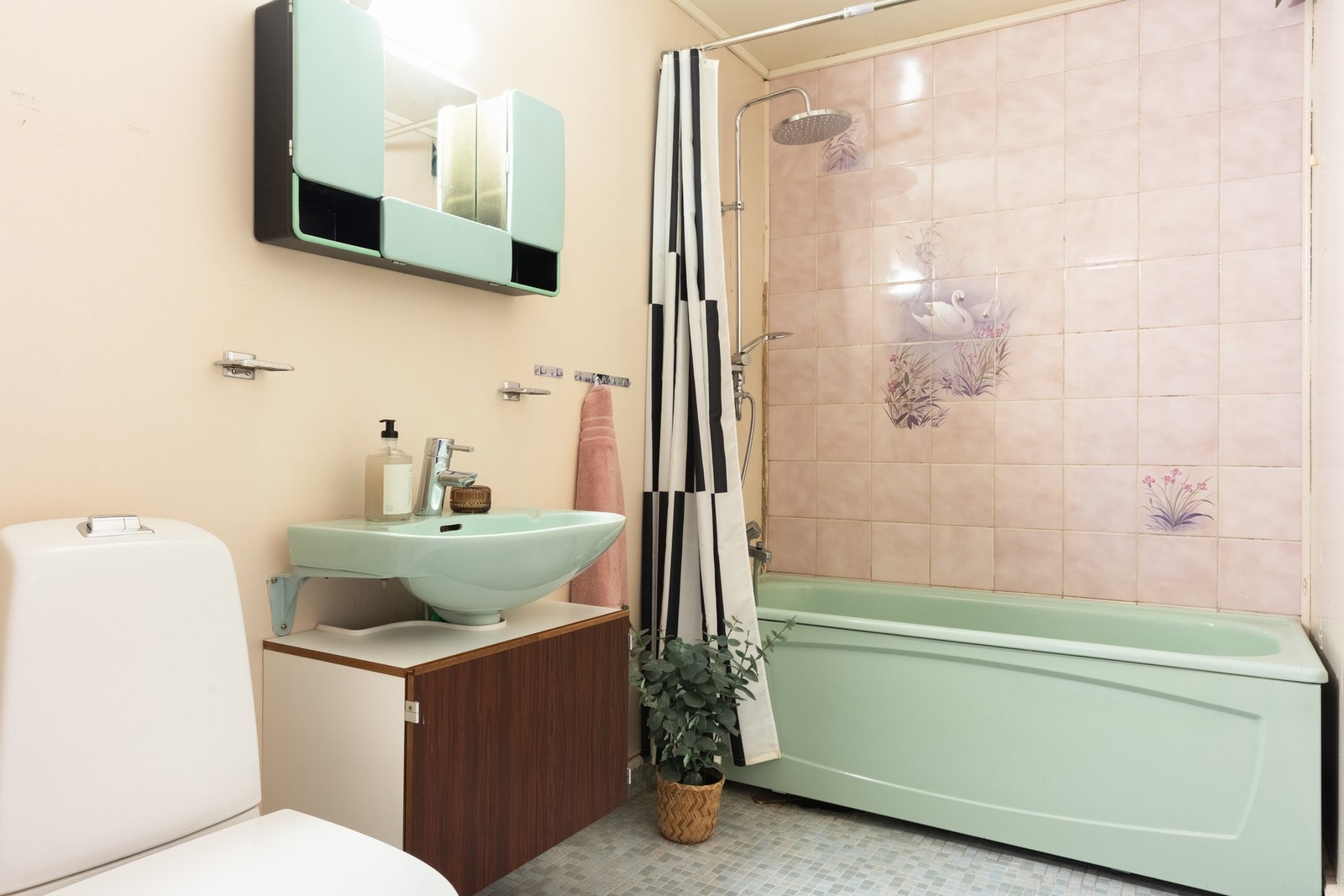 Badet er fra byggeåret og har behov for modernisering. Galleribilde