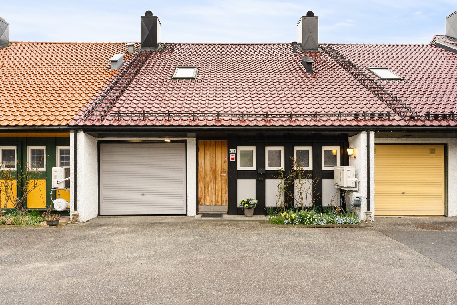 Garasjen ligger vegg i vegg med boligen. Galleribilde