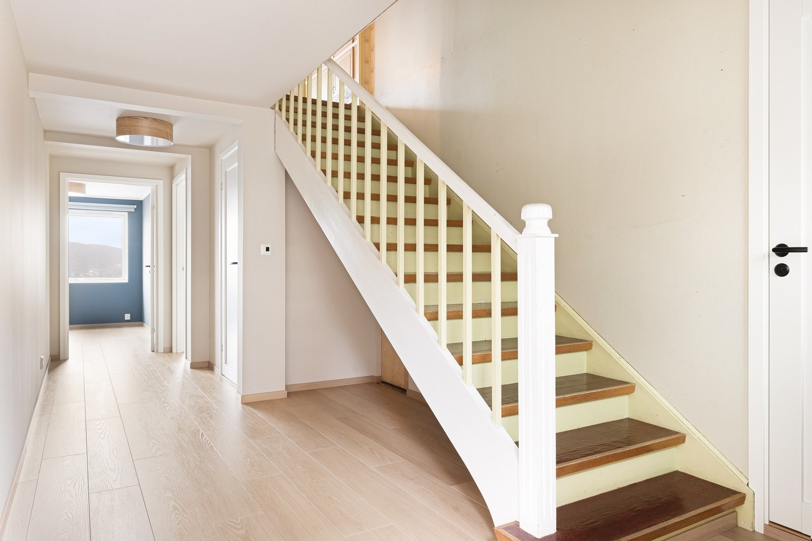 Trappen fører oss til 1. etg. Galleribilde