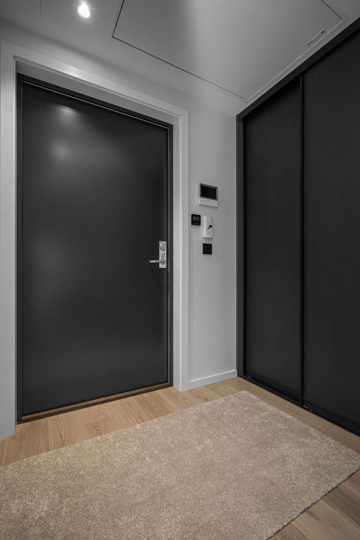 Hyggelig gang med skyvedørsgarderobe (uten innhold) Galleribilde