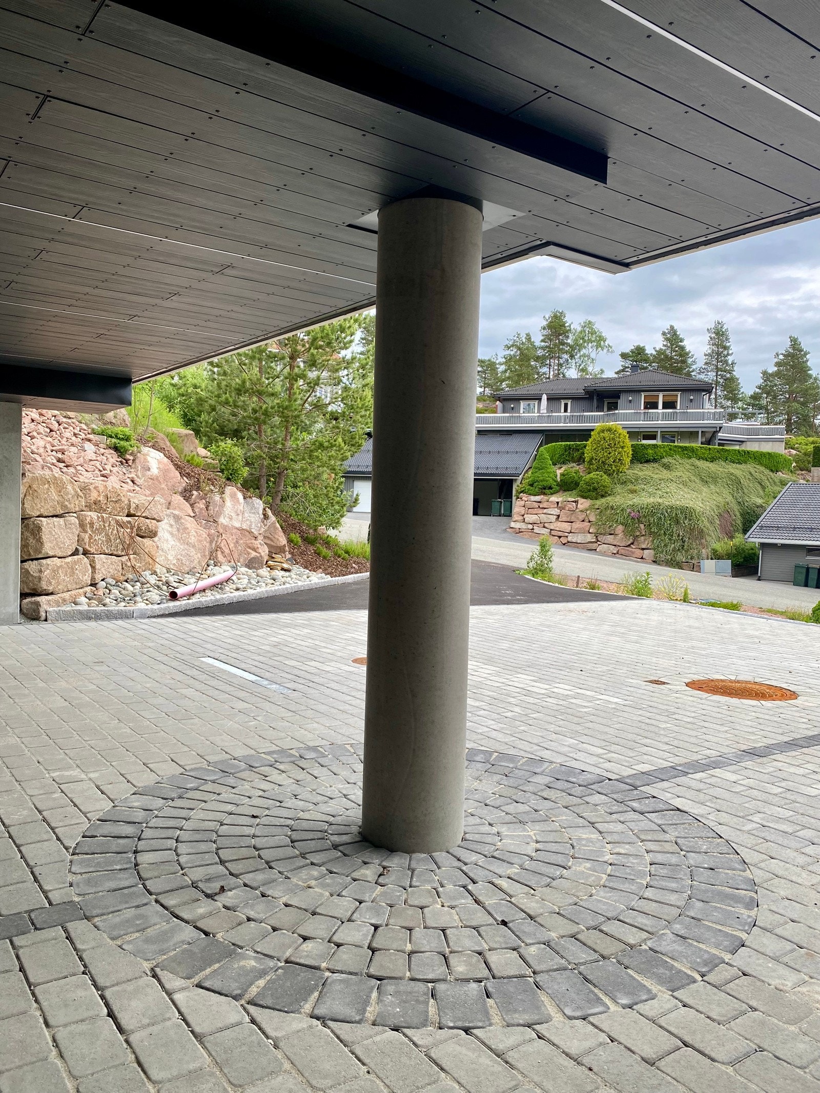 Stilfull carport med plass til to biler (pr leilighet Galleribilde