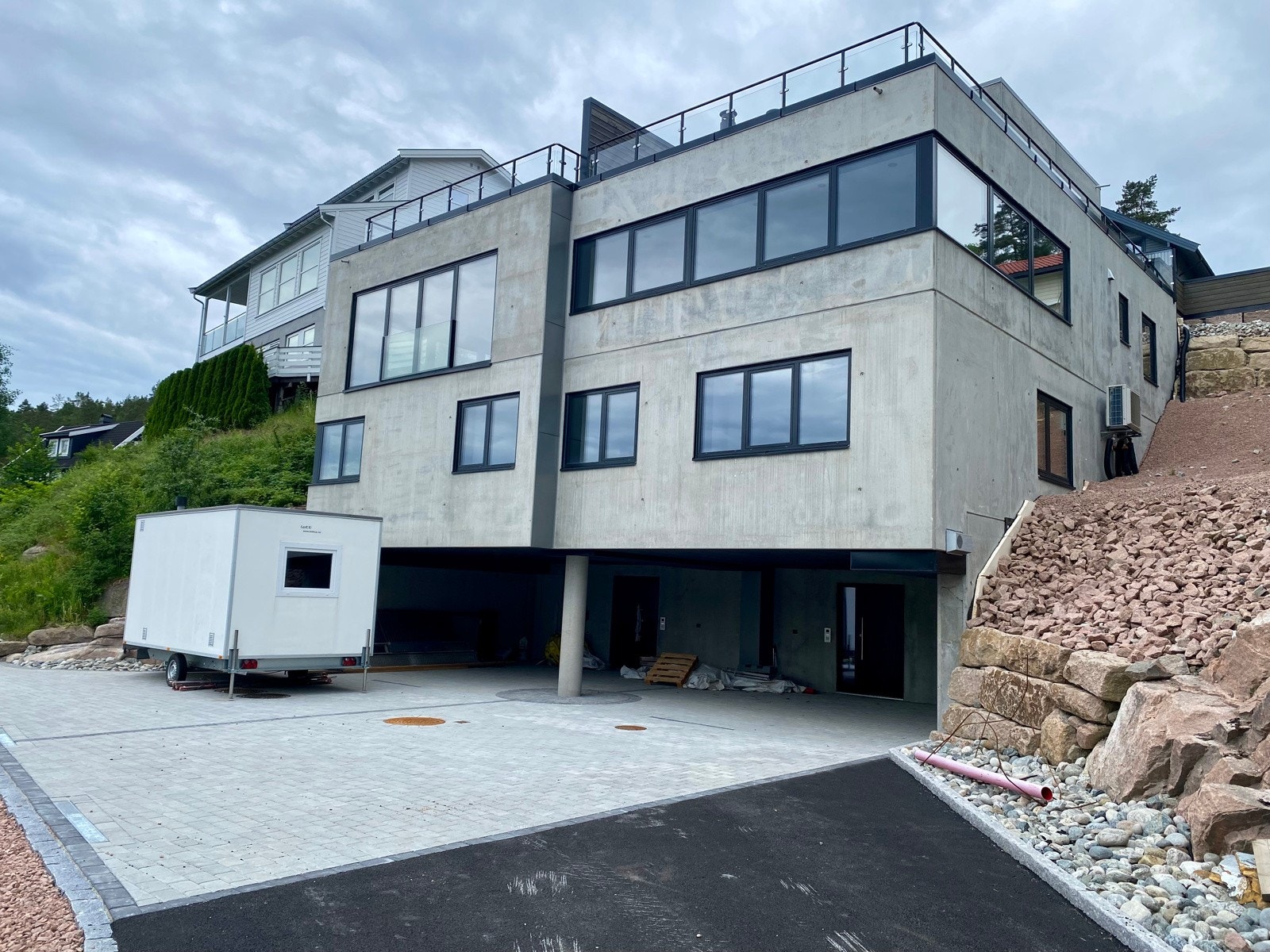 Stor gårdplass Galleribilde