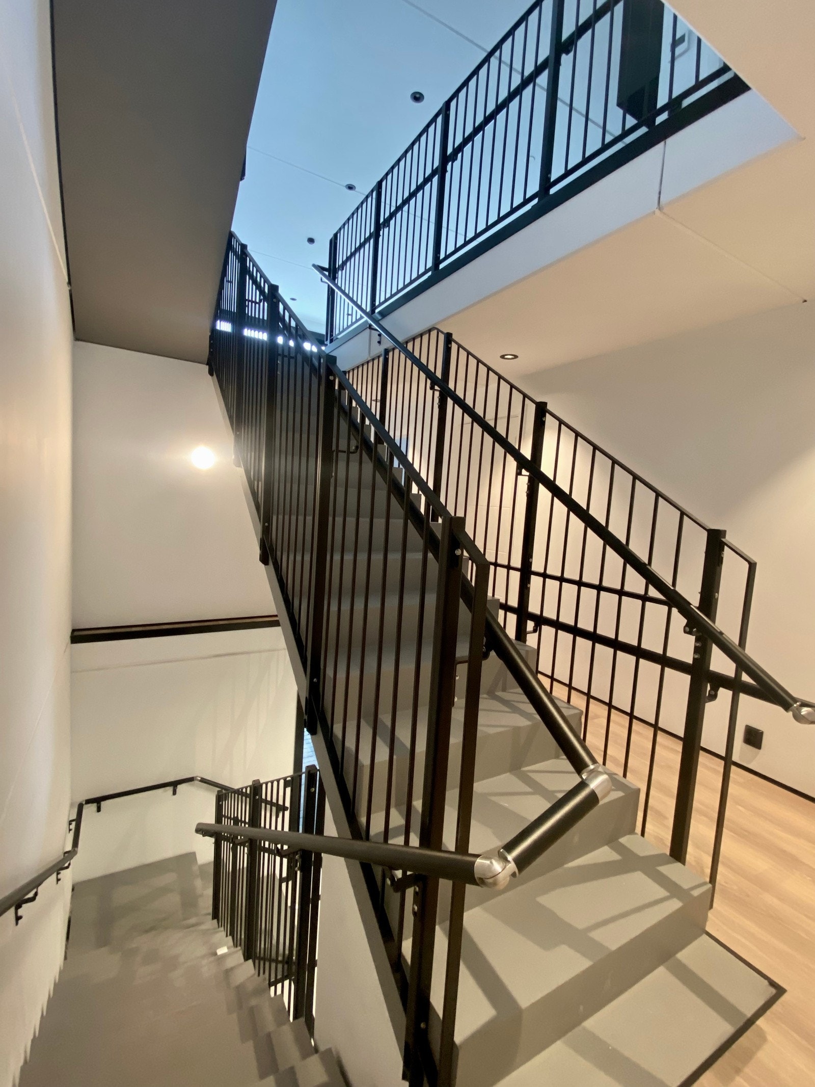 Spektakulært trappearrangement mellom de 4 etasjene Galleribilde
