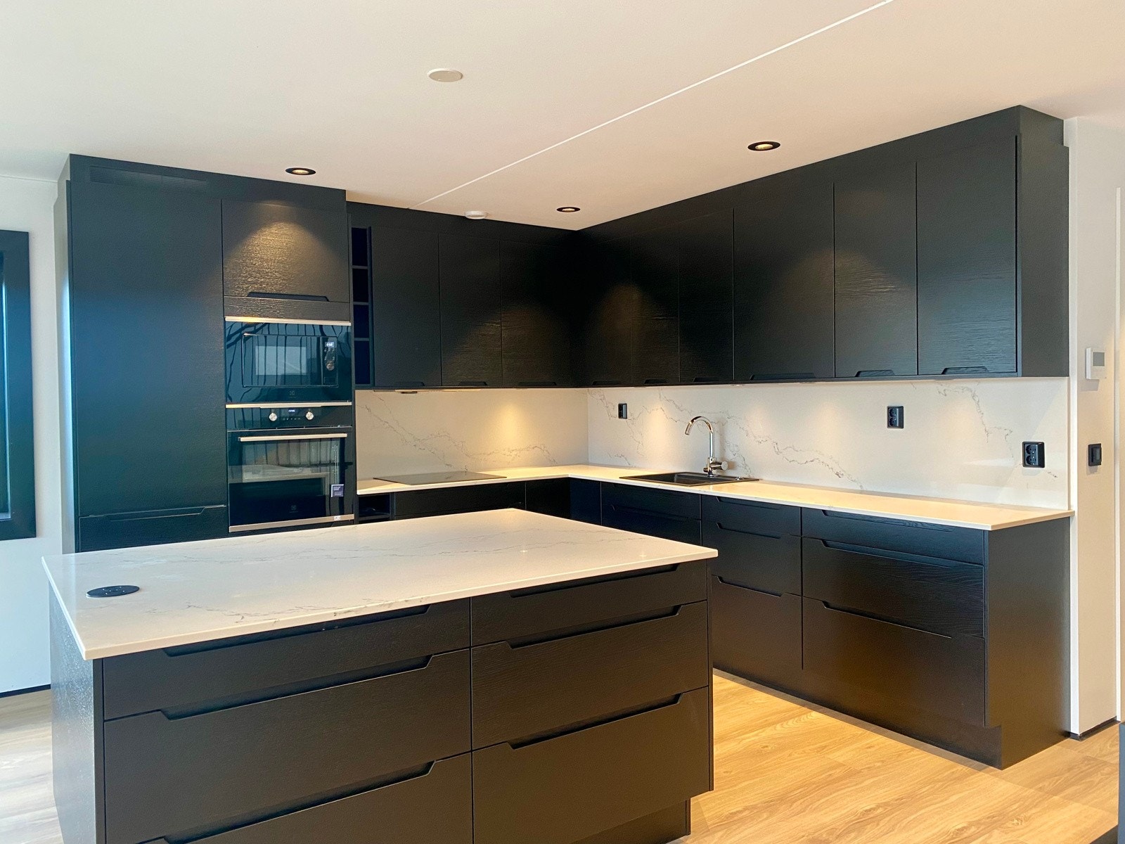 Lekker sort matt Sigdal kjøkkeninnredning Galleribilde