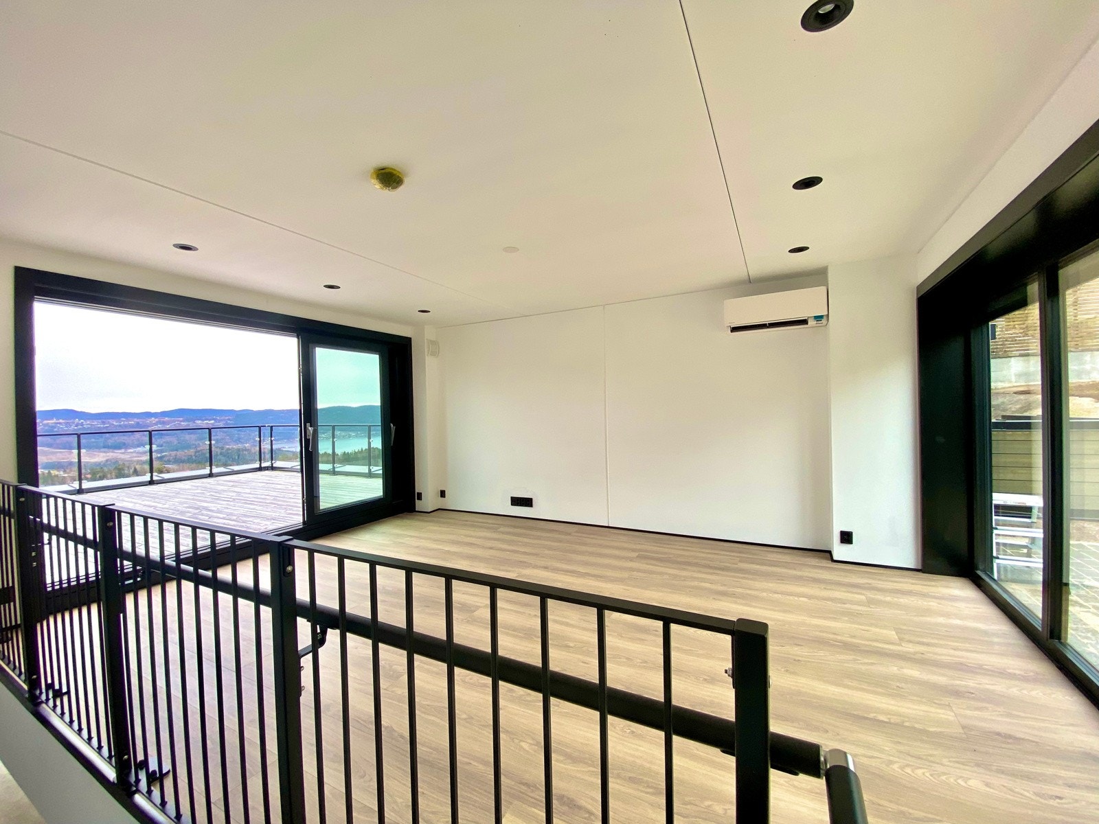 Solstue er på 26 kvm og har utgang på begge sider Galleribilde