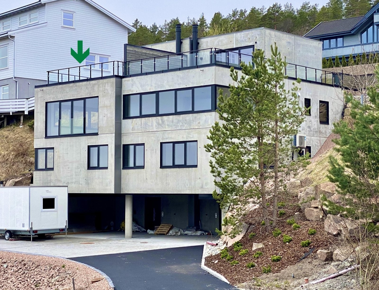 Ny (aldri vært bodd) kjedet enebolig oppført i isolert "rå-betong elementer i funkisstil (Tek 17) | energiøkonmisk svært gunstig (bygningens energibehov beregnet til 88,2 kwh/kvm jfr teknisk forskrift) Galleribilde