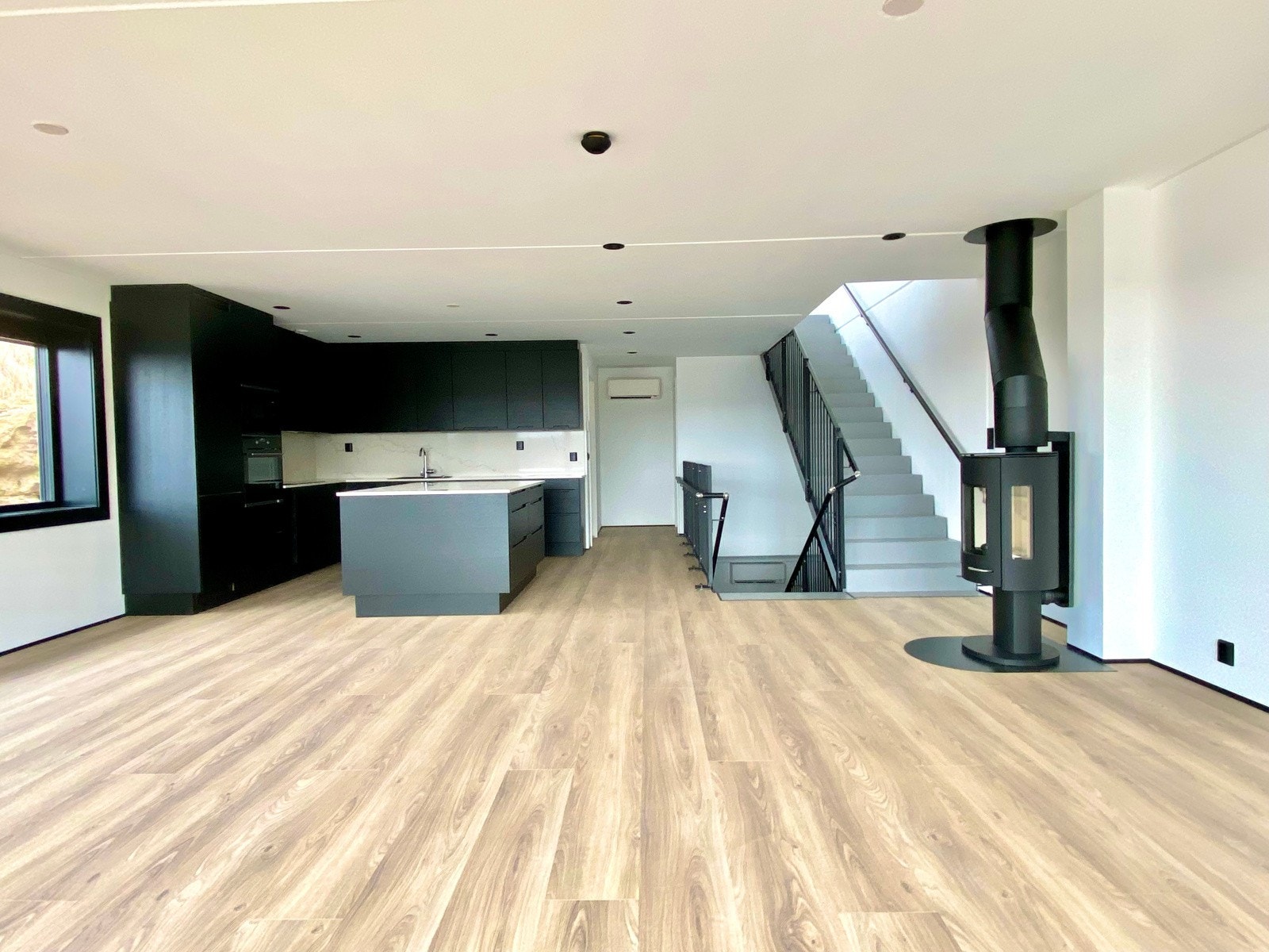 Topp moderne Sigdal kjøkken med helintegrerte hvitevarer Galleribilde