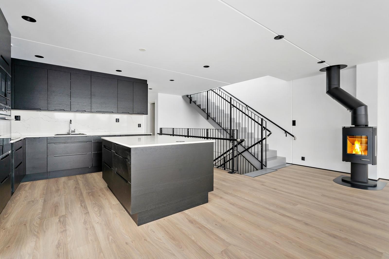 Elegant peisovn vendt mot stue / kjøkken Galleribilde