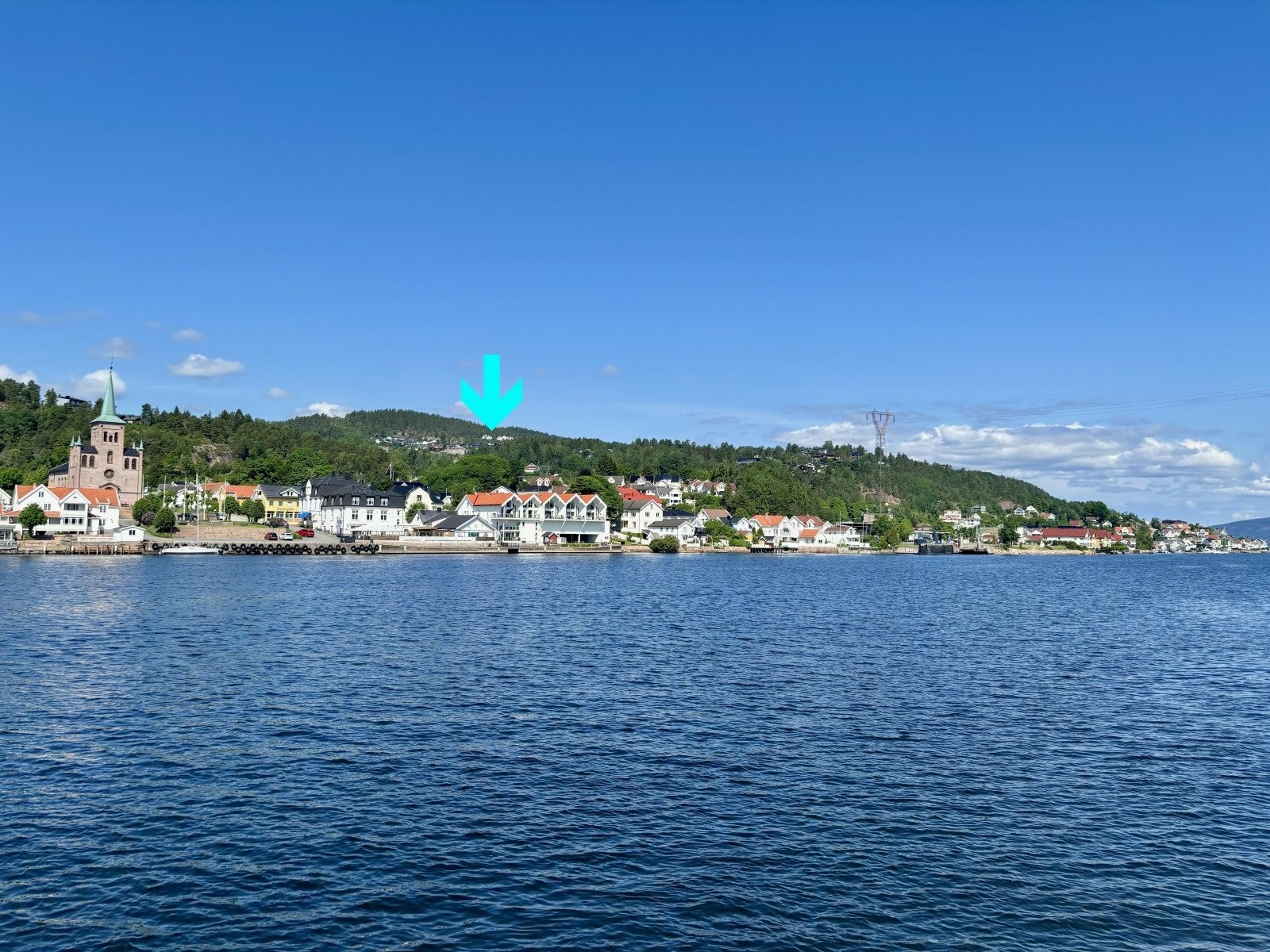 Svelvik sentrum er en "sørlandsperle" av de sjeldne | restauranter og pub | Kiwi nærbutikk samt kjøpesenter | fergeforbindelse til Hurumlandet / Asker / Bærum Galleribilde