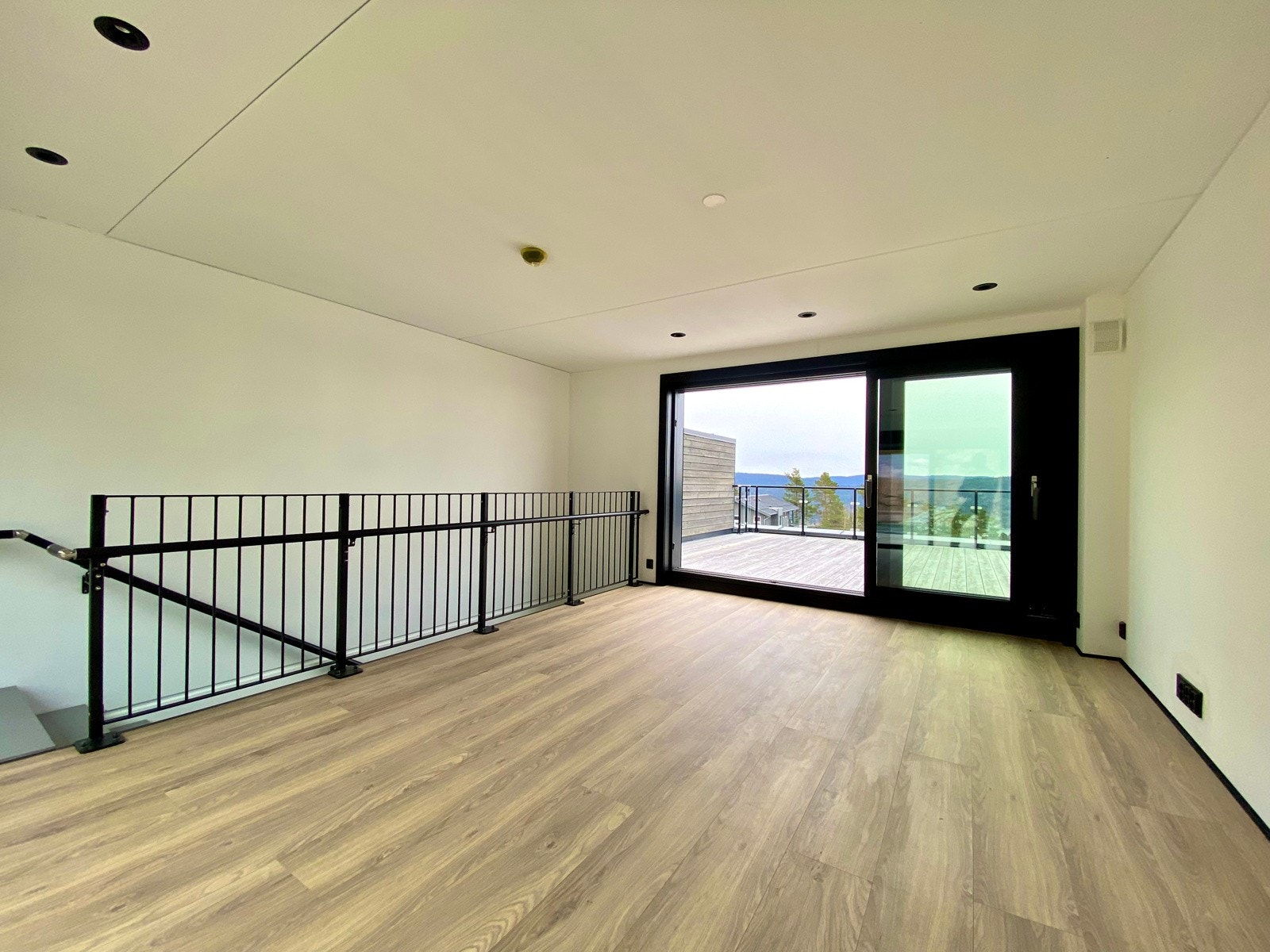 Solstuen har utgang på beggge sider: takterrasse og steinsatt uteplass Galleribilde