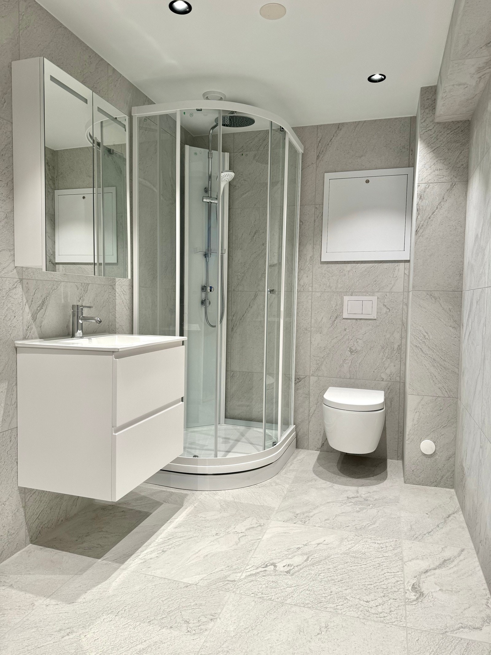 2 store, elegante flislagte bad i soveromsavdelingen, bad 2 Galleribilde