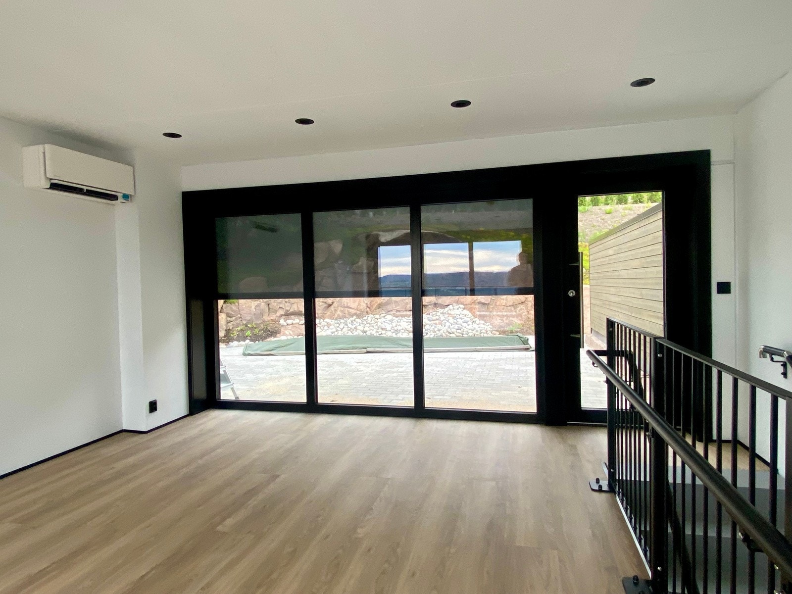 El screens på utsiden av vinduene som vender mot sør Galleribilde