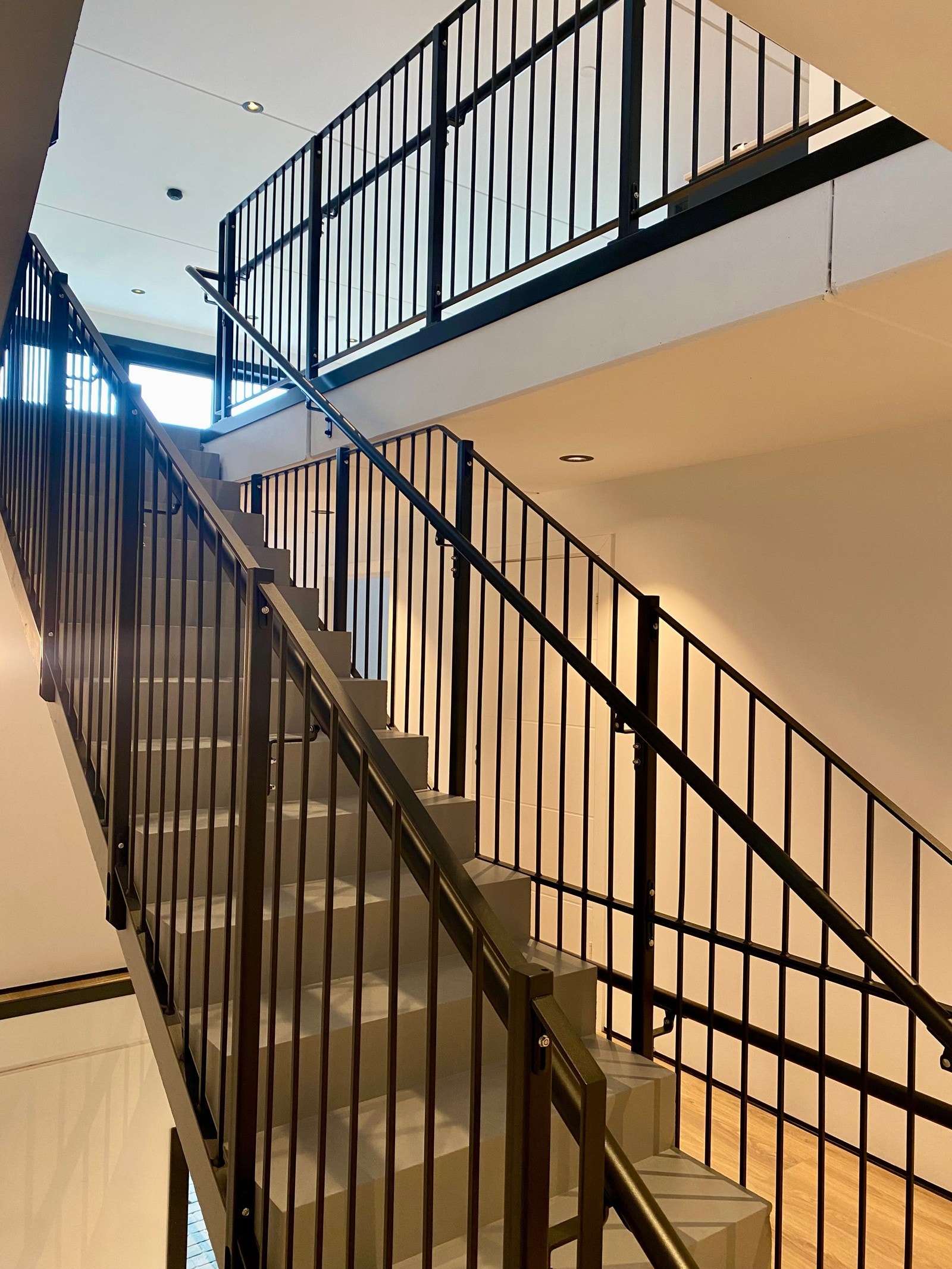 Spektakulært trappearrangement mellom 4 etasjer Galleribilde