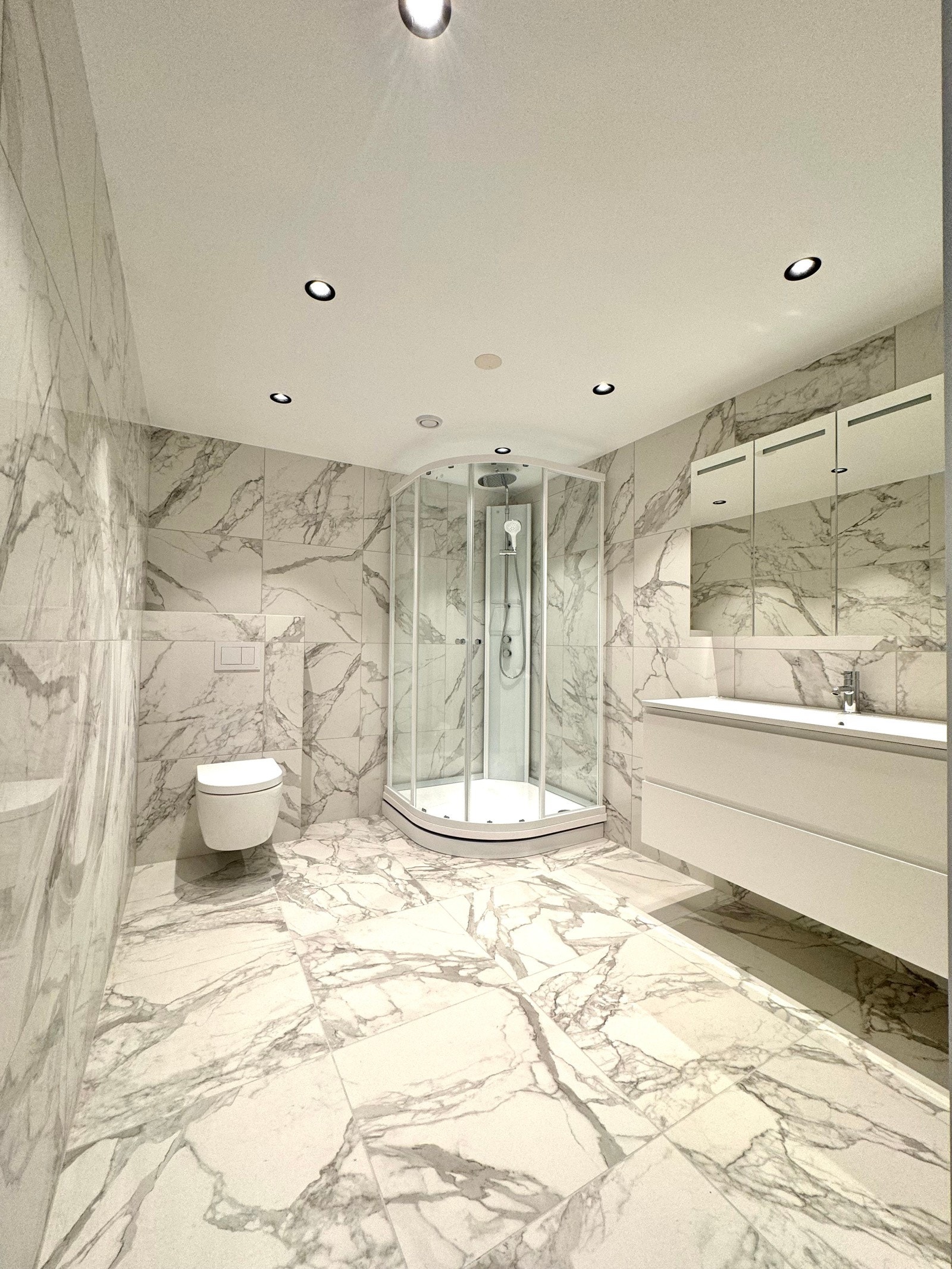 2 elegante flislagte bad i soveromsavdelingen, bad 1 Galleribilde