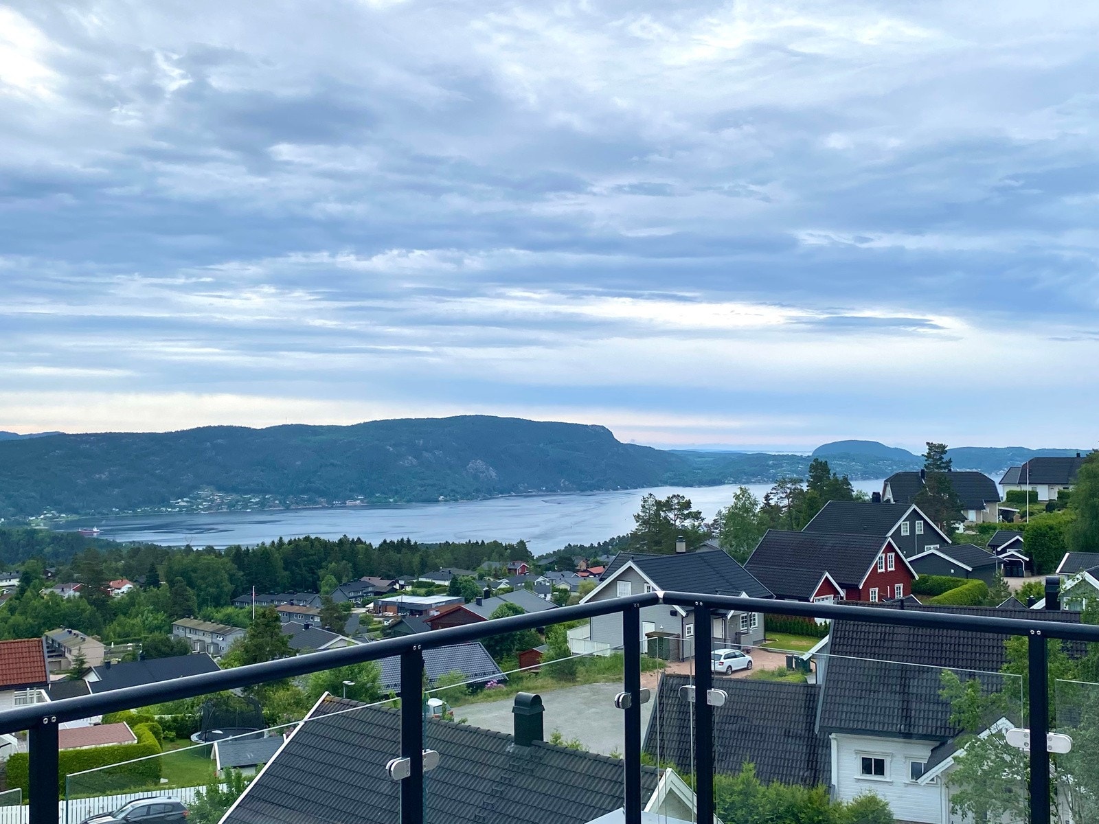 Beliggende høyt, fritt og usjenert med fantastisk utsikt til fjorden og innseilingen | kun 25 minutter fra Drammen | kun 45 minutter fra Asker Galleribilde