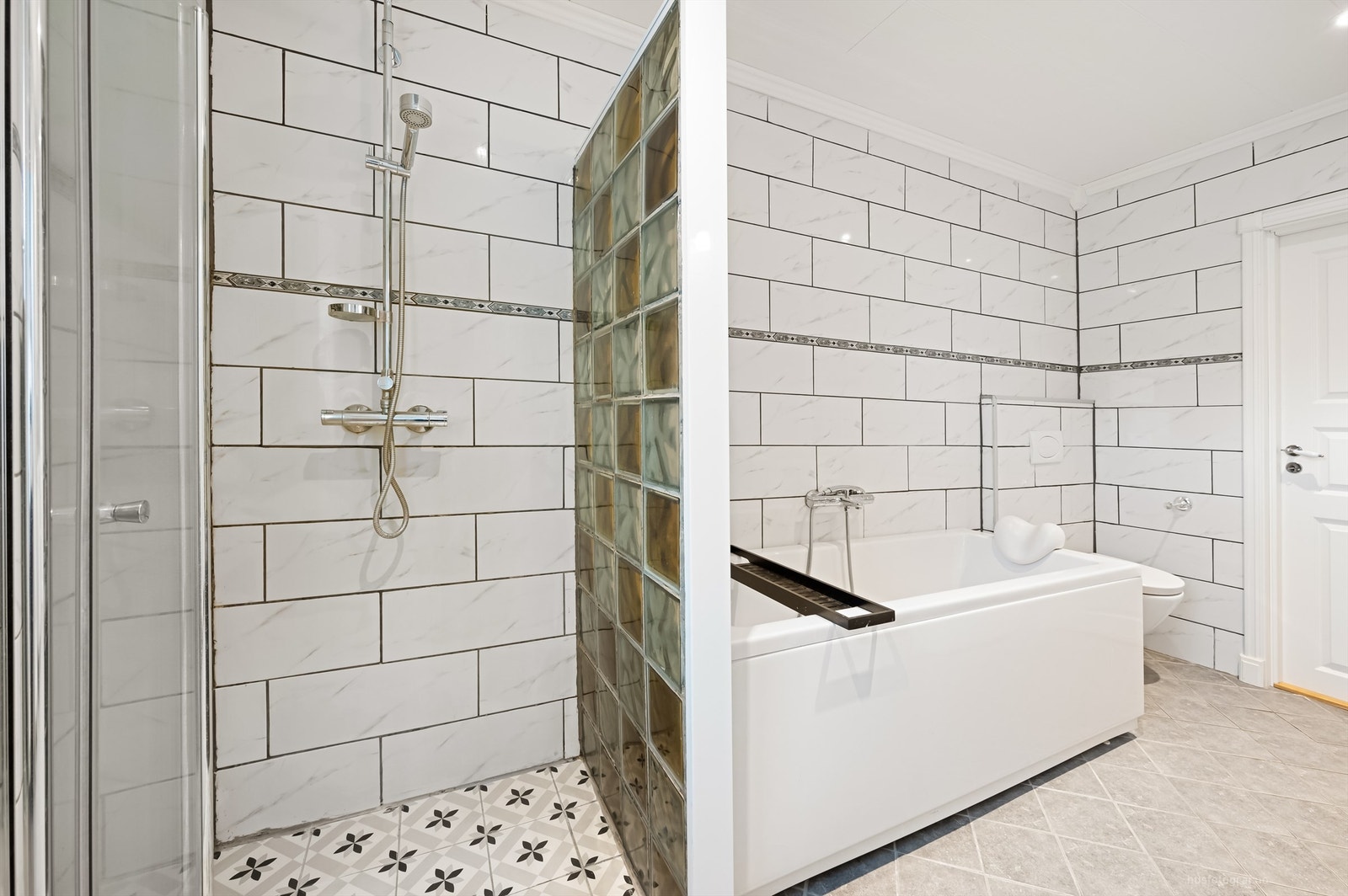 Badet har frittstående badekar med hånddusj og dusjnisje med regnfallsdusj Galleribilde