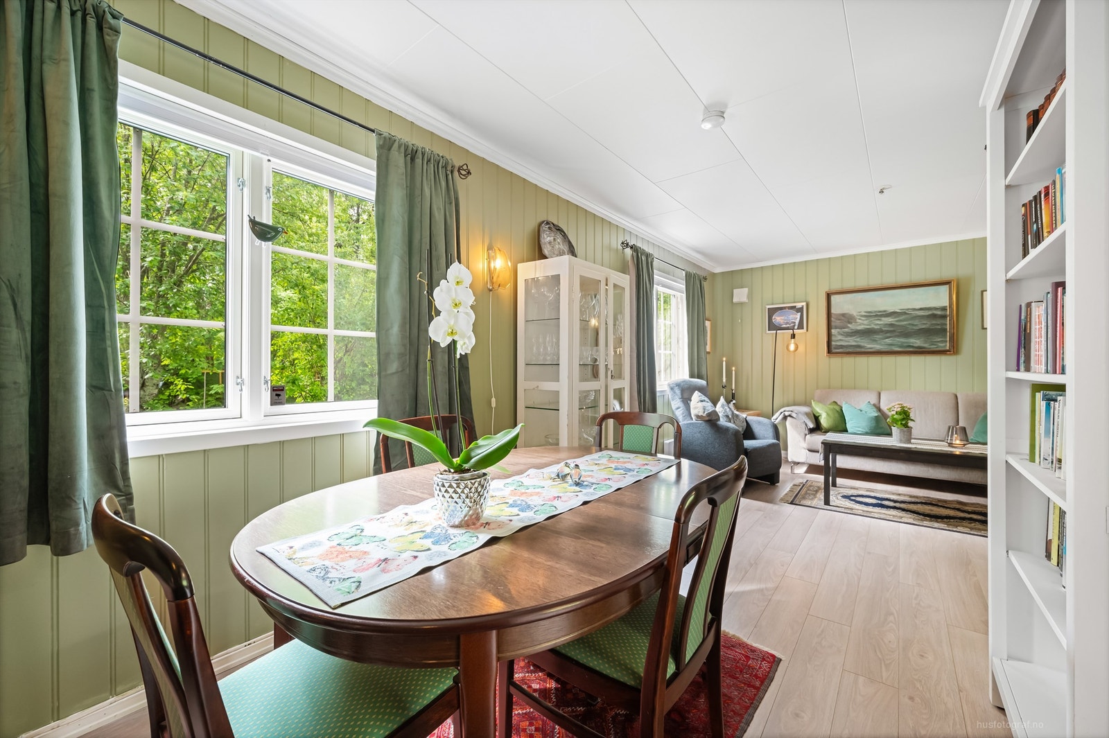 Stue med sofaområde og spiseplass Galleribilde
