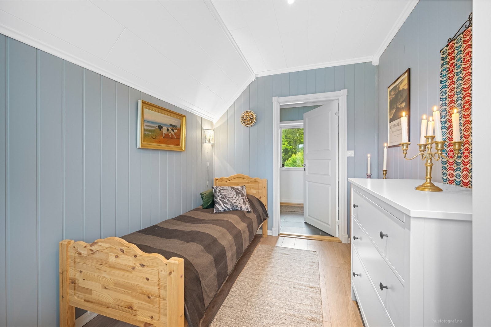 Soverom med downlights i tak Galleribilde