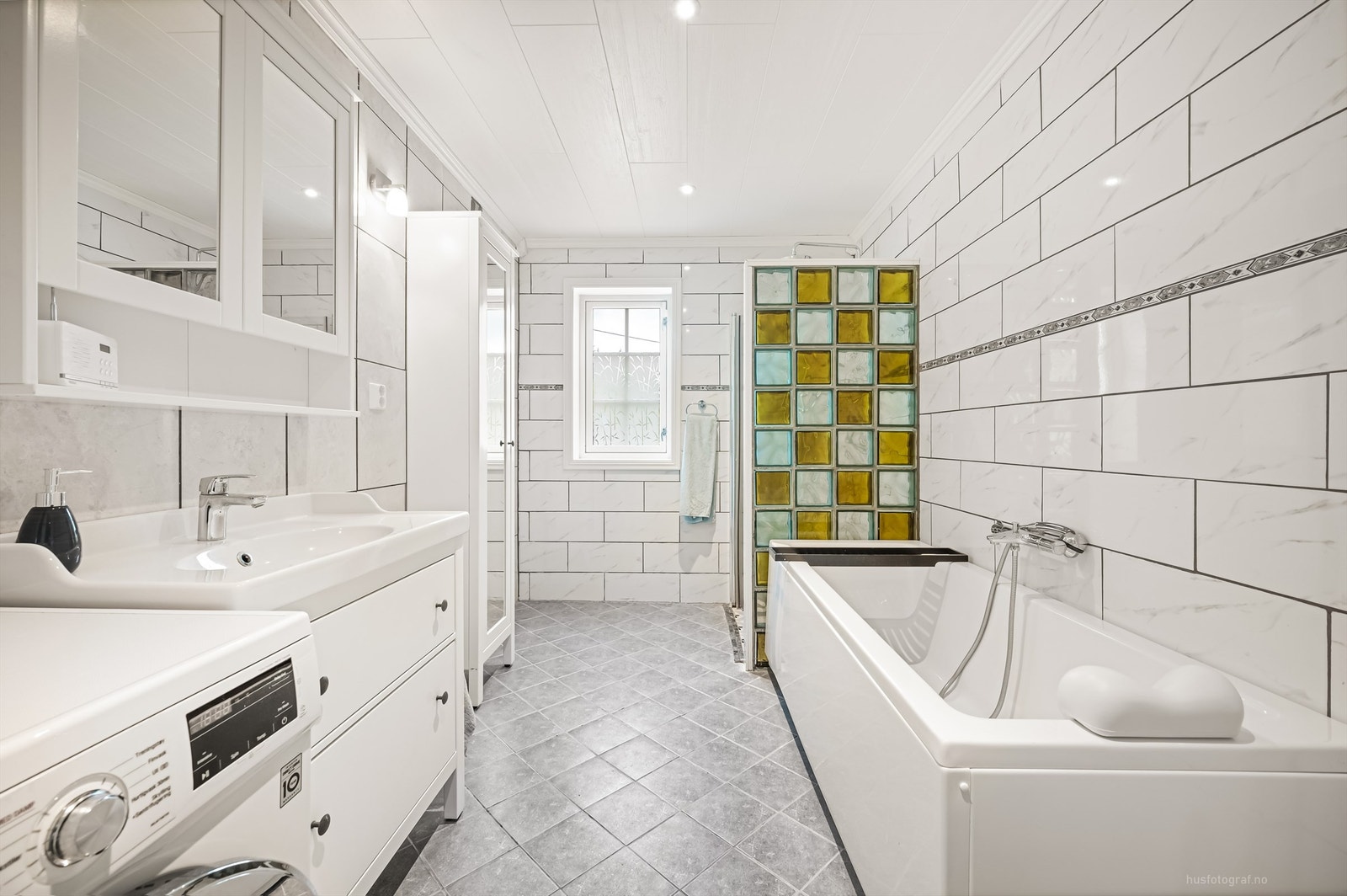 Flislagt bad fra 2018 med downlights i tak og gulvvarme Galleribilde