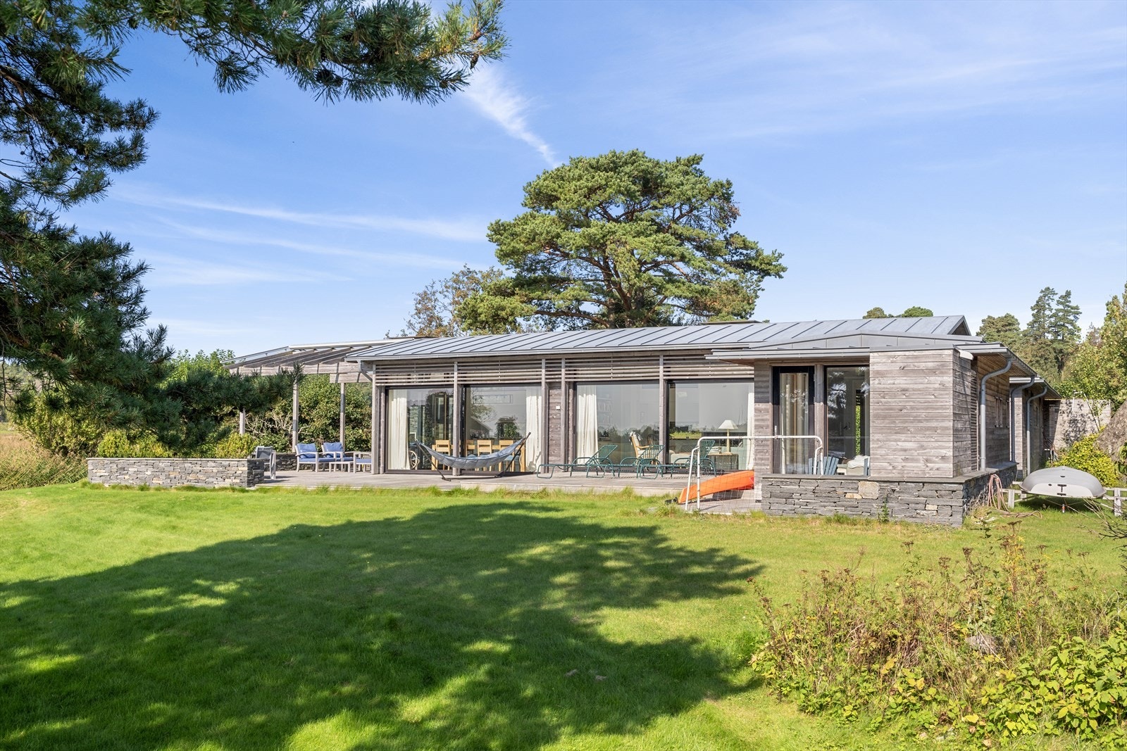 Hytta har et stort midtparti med panoramavinduer og flott terrasse som er mot sydvest. Galleribilde