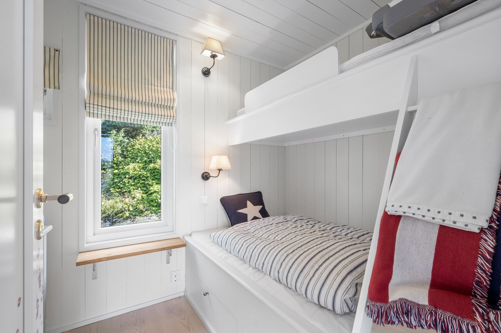 De to minste soverommene har plassbygde køyesenger med skuffer i sengebunn. Galleribilde