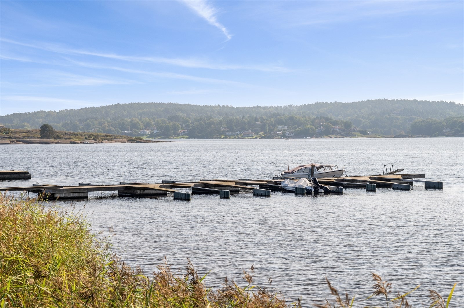 Eiendommen er medeier i felles brygge og strandområde mot Viksfjorden. Galleribilde