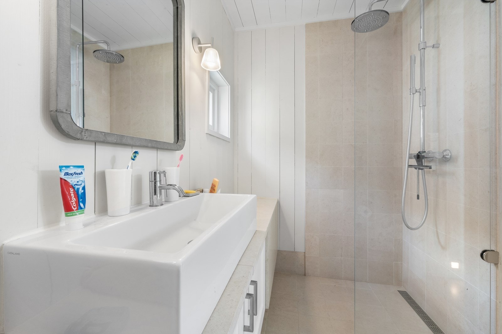 Alle badene har flislagt gulv og dusjnisje, lysmalte paneloverflater og behagelig regnfallsdusj. Galleribilde