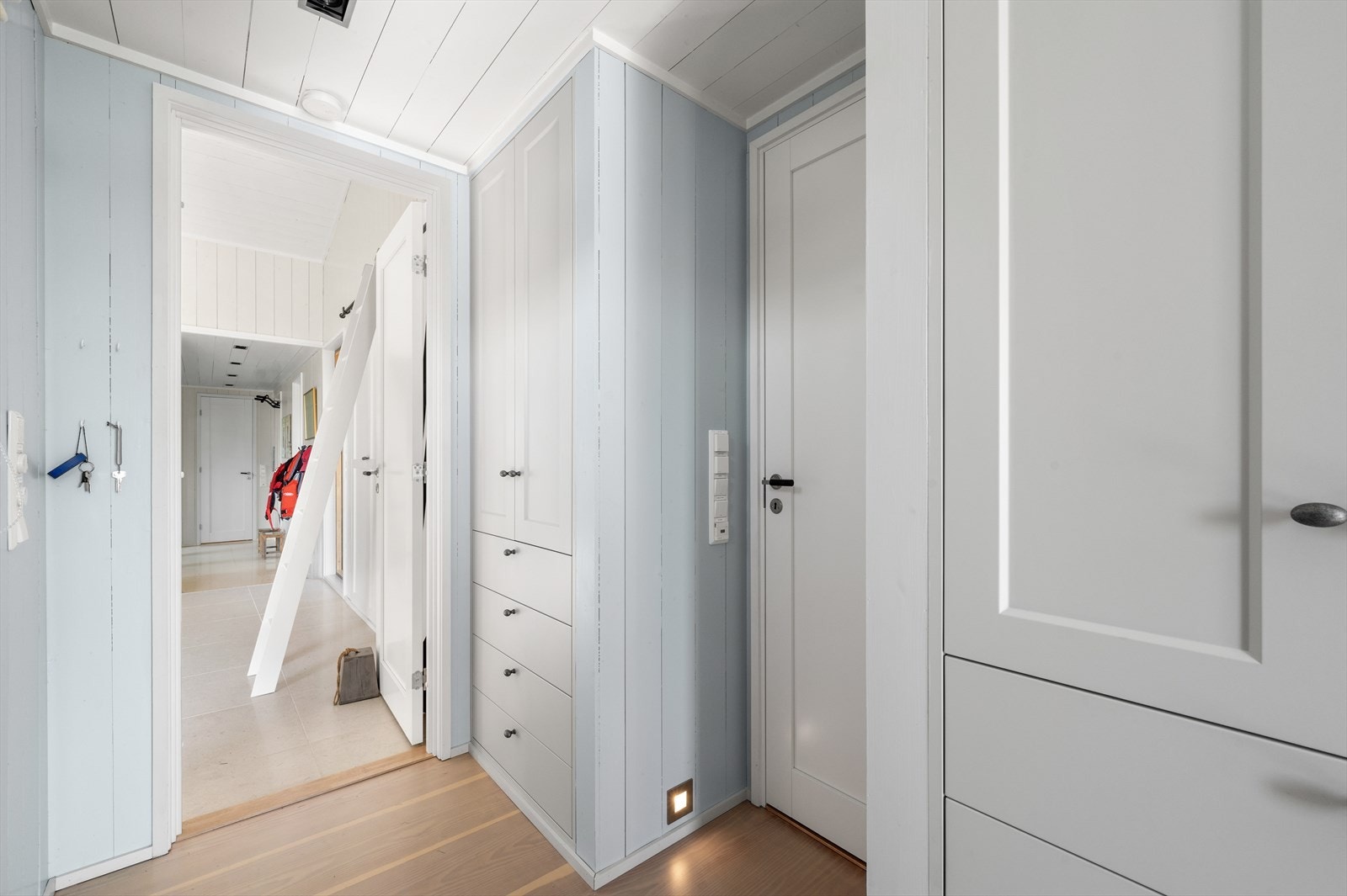 Hytta har flere plassbygde skapløsninger som fremstår nærmest skreddersydd. Galleribilde