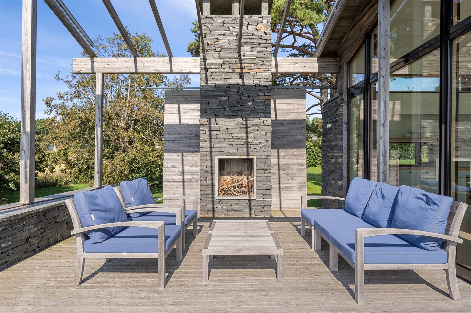 Pergolaen er et yndet sted for lyse sommerkvelder med fyr i peisen. Galleribilde