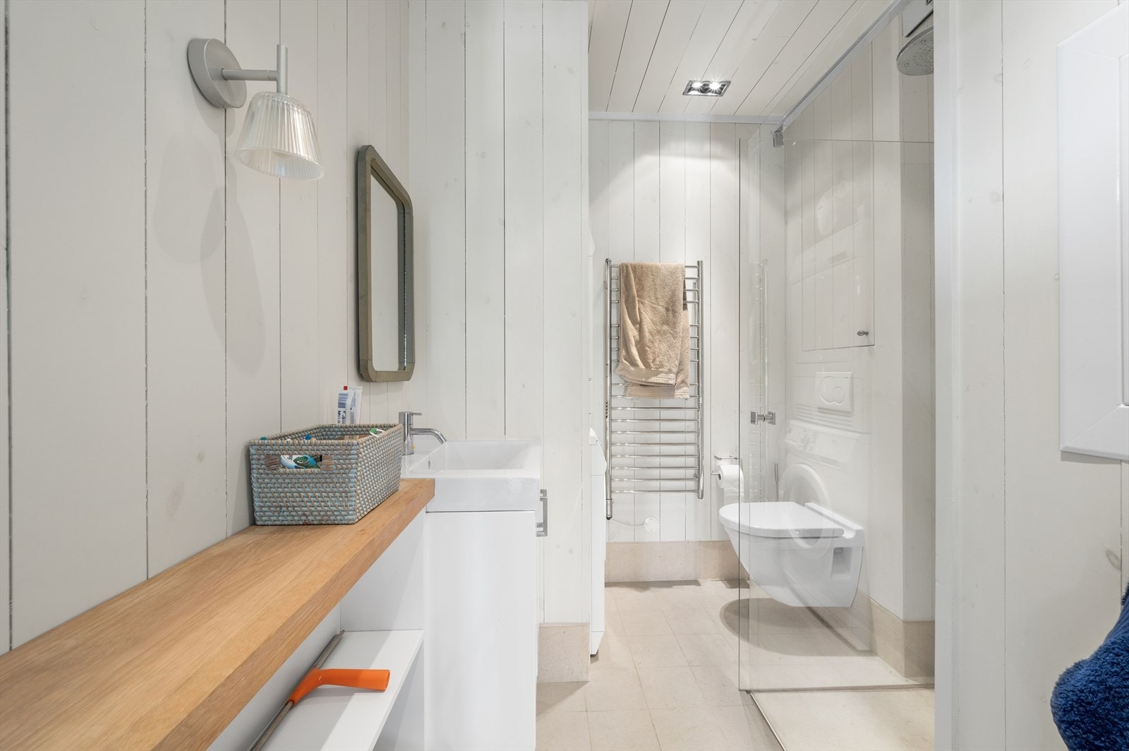 Badet tilknyttet entreen har opplegg for vaskesøyle i nisje i innerste del. Galleribilde