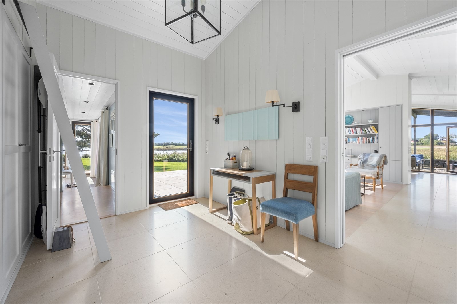 Velkommen inn i den store og romslige hallen. Entreen er et lyst og luftig bindeledd mellom hyttas sosiale sone og de mer tilbaketrukne soveromsfløyene. Galleribilde