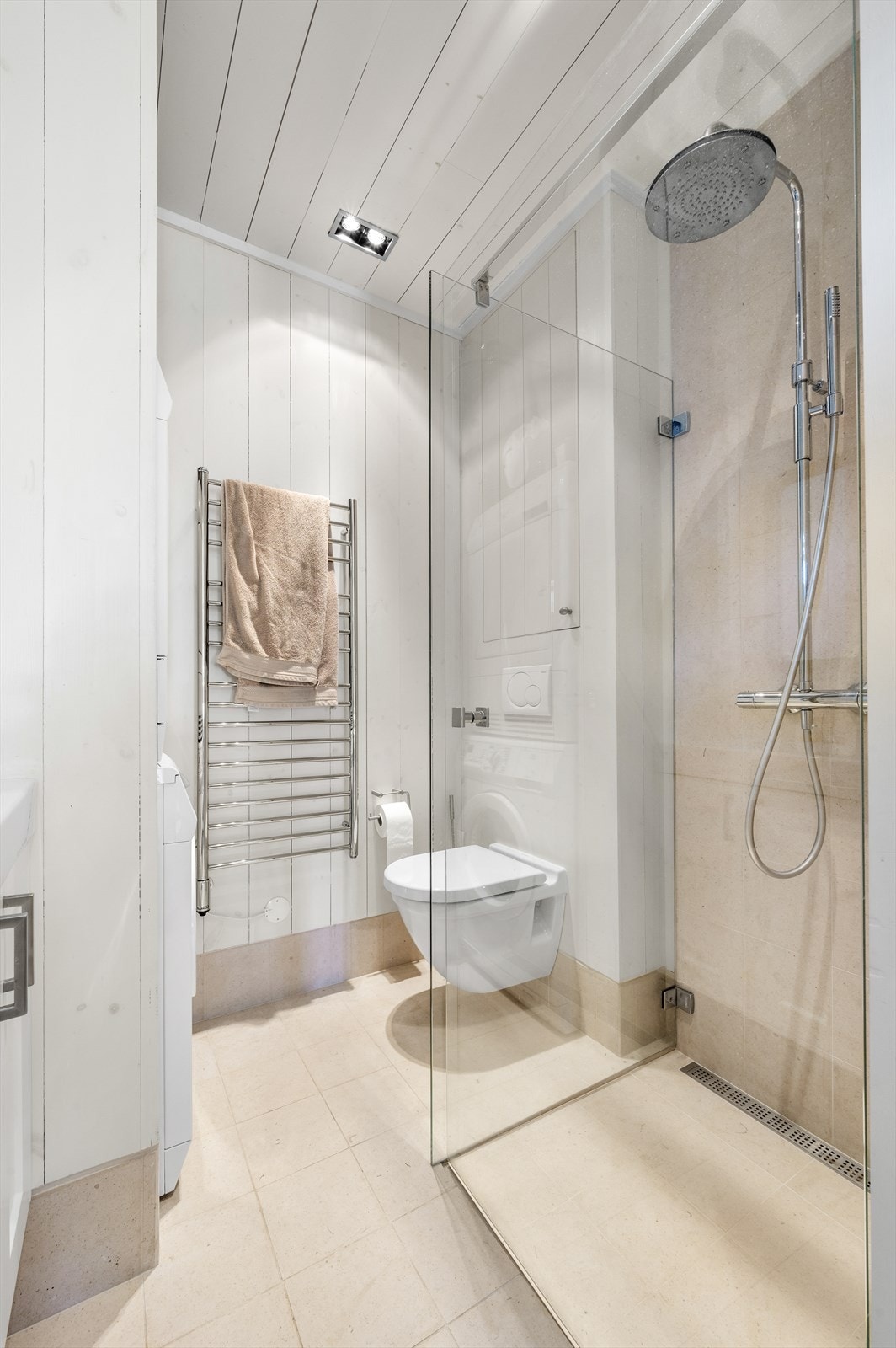 To av badene er utstyrt med elektrisk håndkletørker. Galleribilde