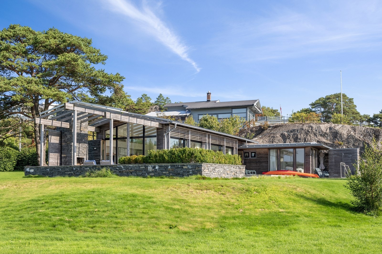 Hytta har en flott utførelse som er godt tilpasset terrenget og tomtens topografiske forhold. Galleribilde