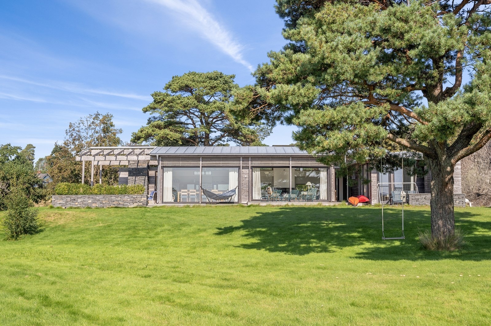 Terrassen ligger solrikt plassert og har nydelig utsikt til Viksfjorden og åkerlandskapet rundt. Galleribilde