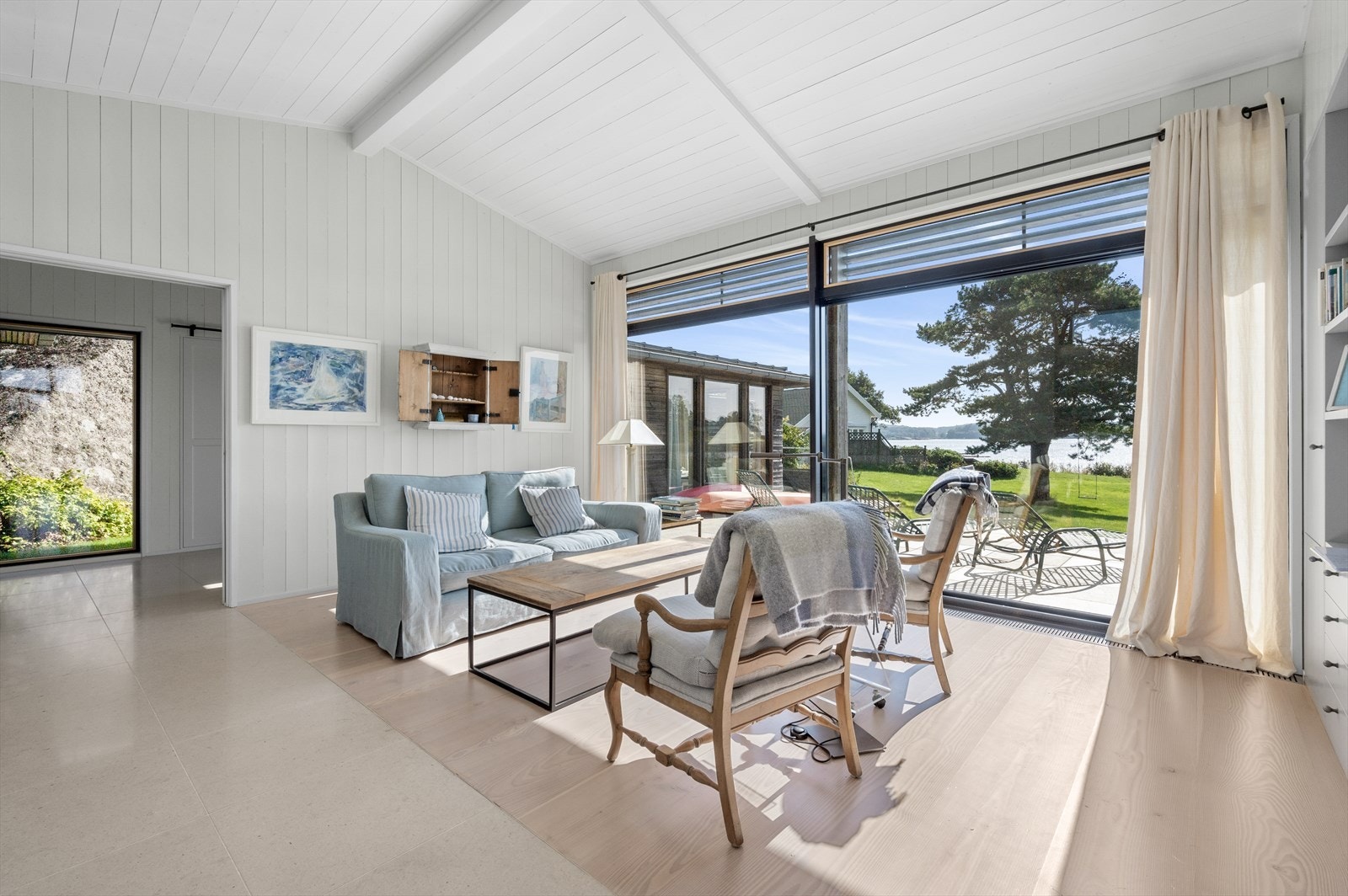 Stuen har flotte panoramavinduer mot egen terrasse og Viksfjorden, slik at utsikten blir som en del av rommet. Galleribilde