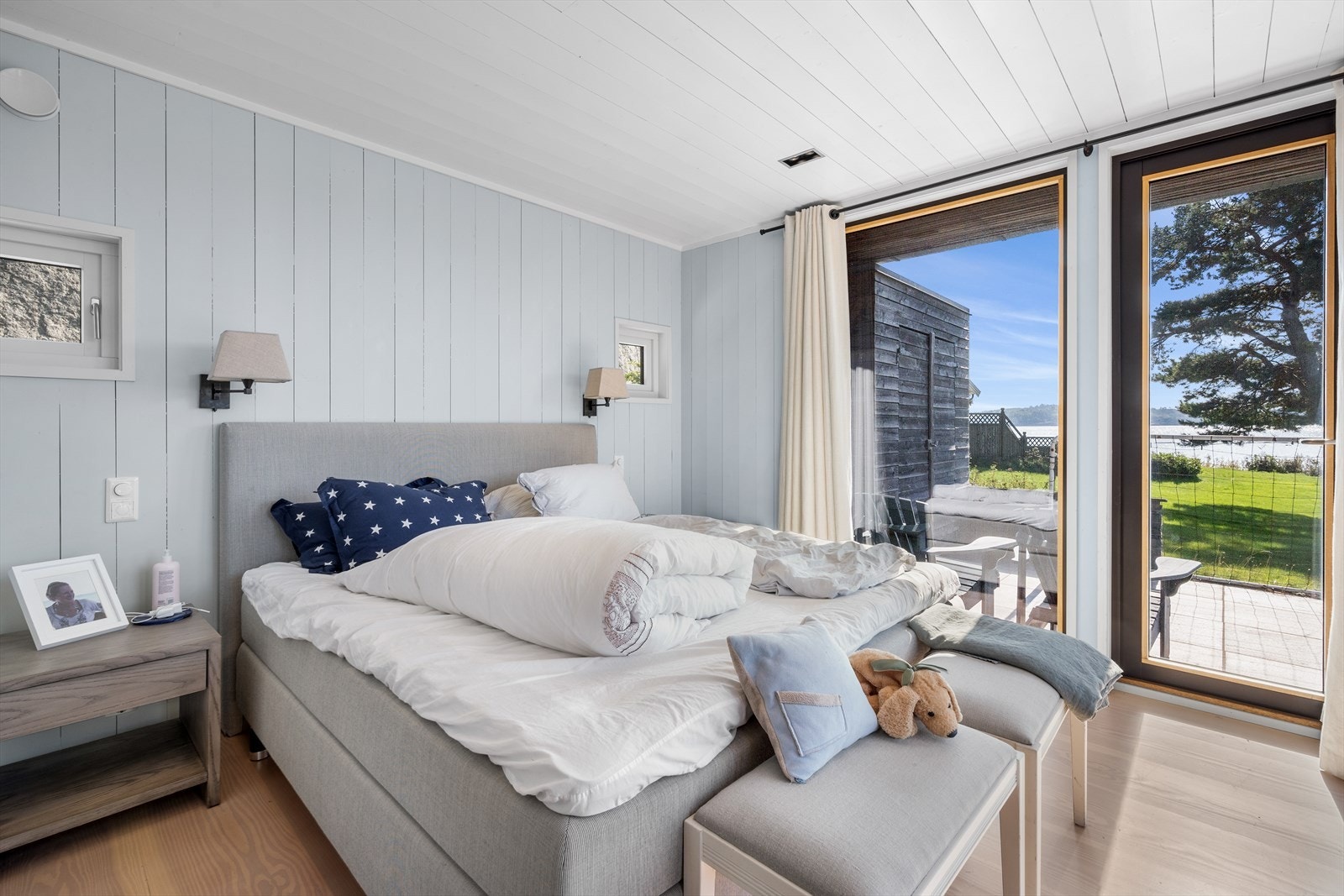 Mastersuiten har flotte vindusflater på to sider, små glugger mot øst og utgang til terrasse med utedusj. Galleribilde