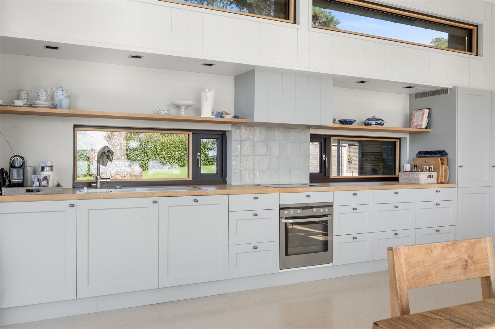 Kjøkkenet har en innholdsrik innredning Galleribilde