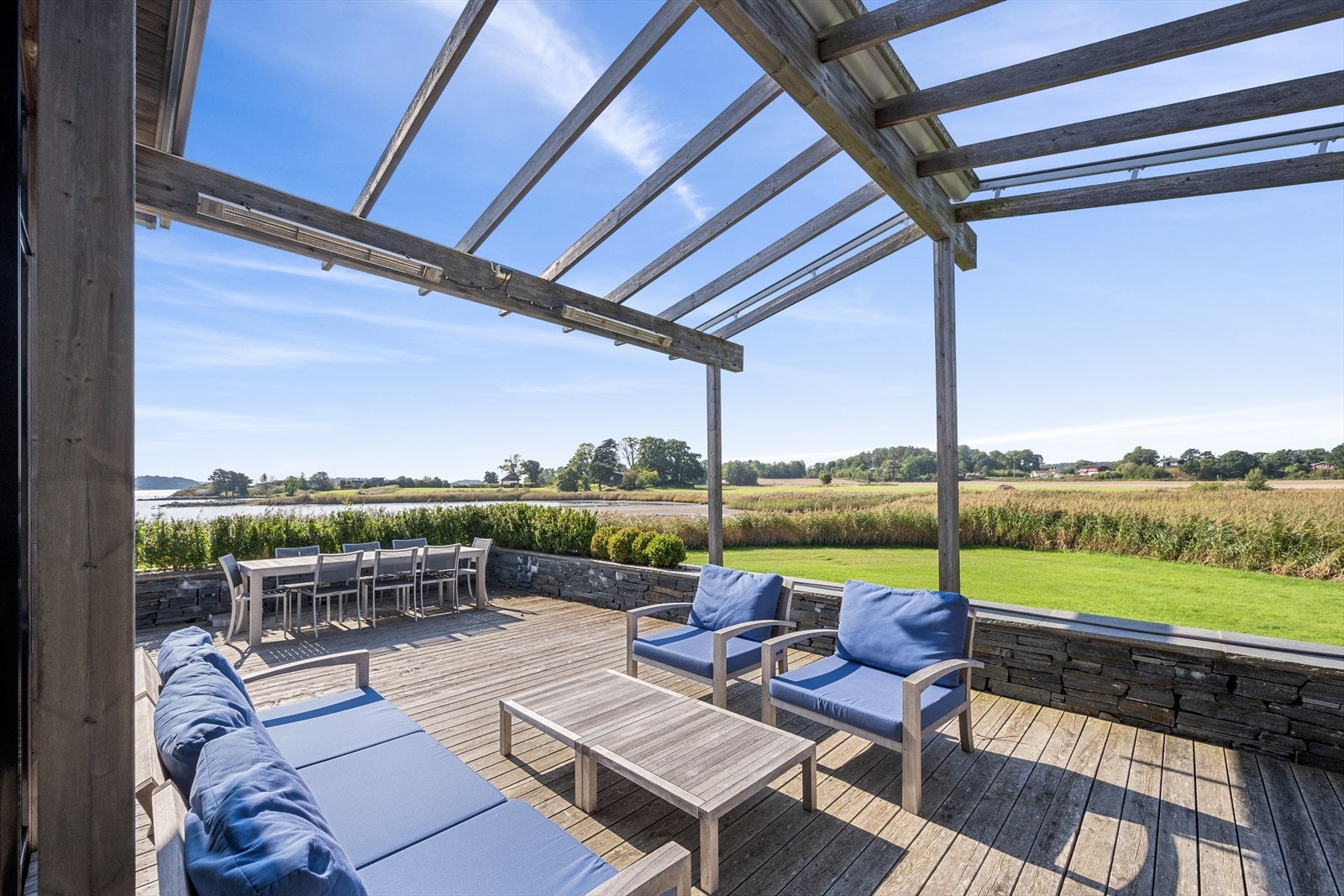 Pergolaen mot vest er luftig med mønet tak som følger hyttas takfasong. Galleribilde