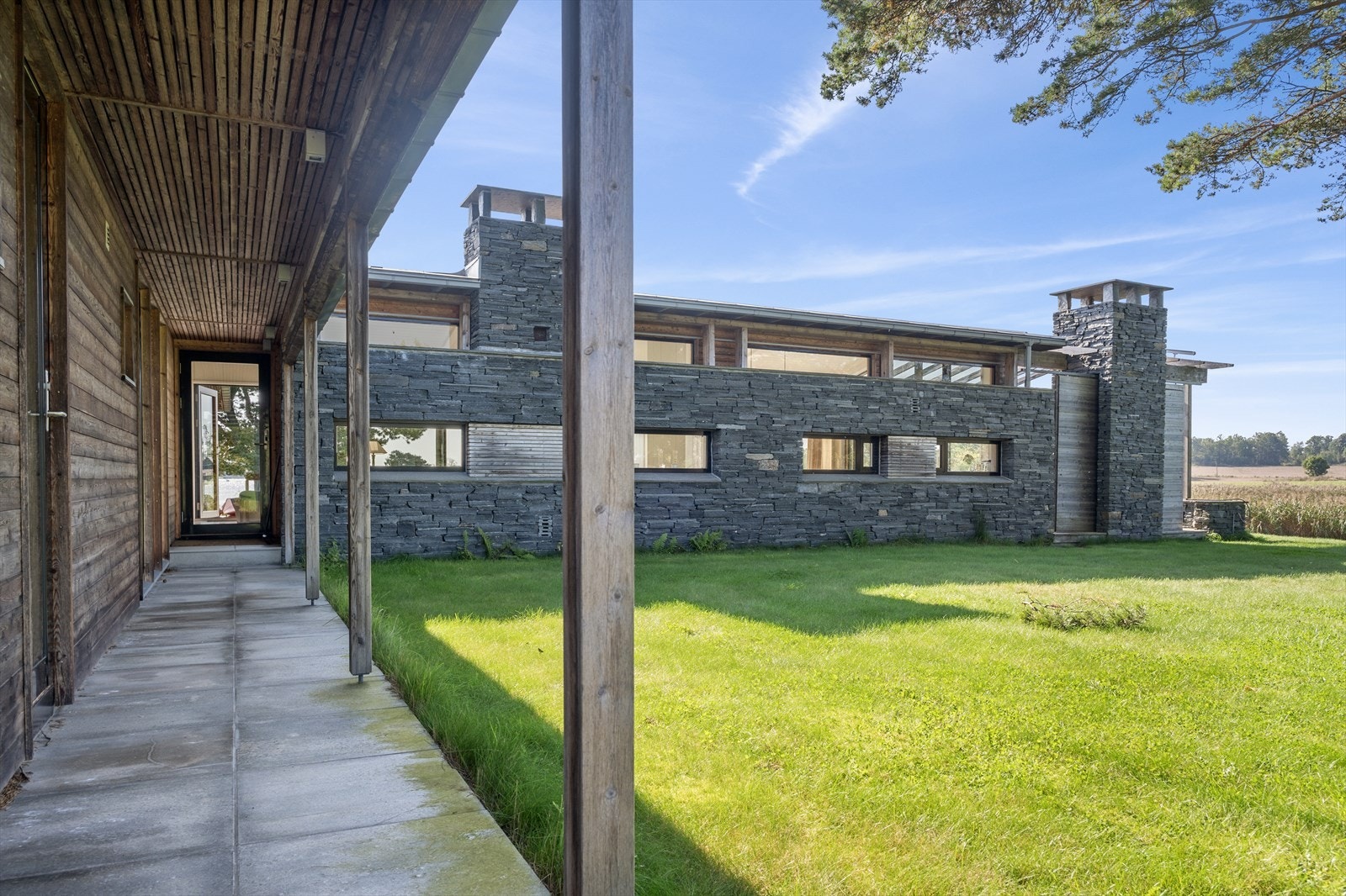 Svalgangen har lettstelt dekke, overbygg med downlights og glassdør inn til entreen. Galleribilde