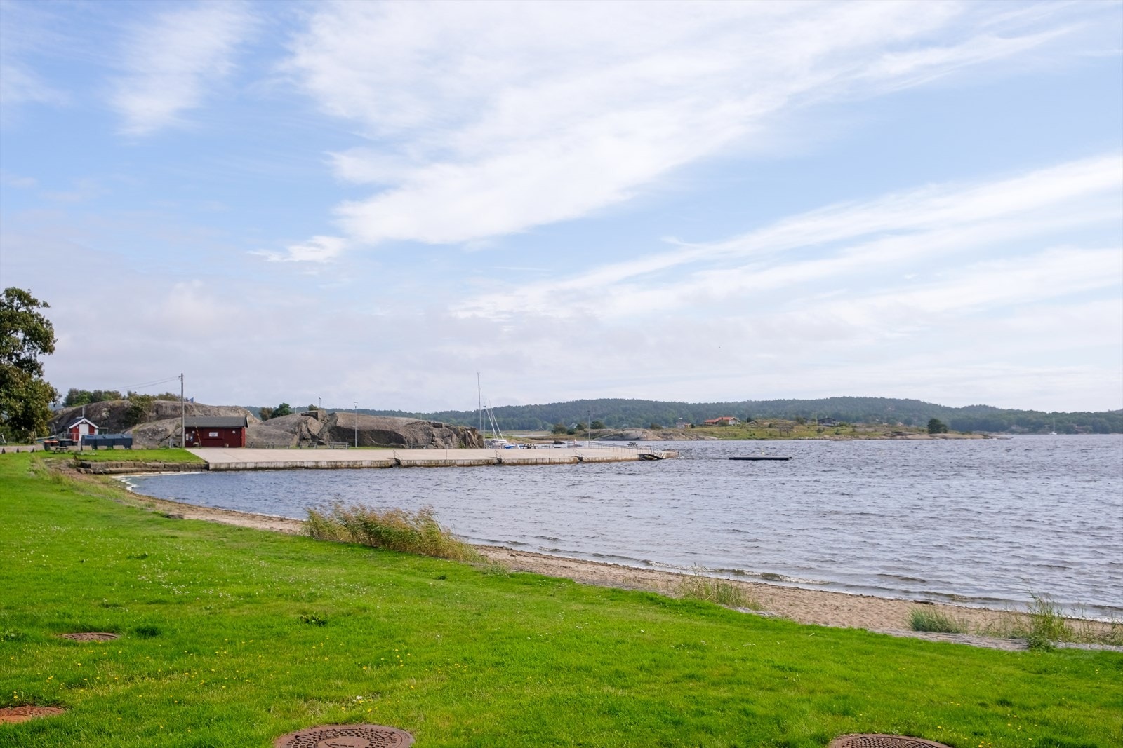 Det er kort gangavstand ned til strandområdet eiendommen er medeier i. Galleribilde